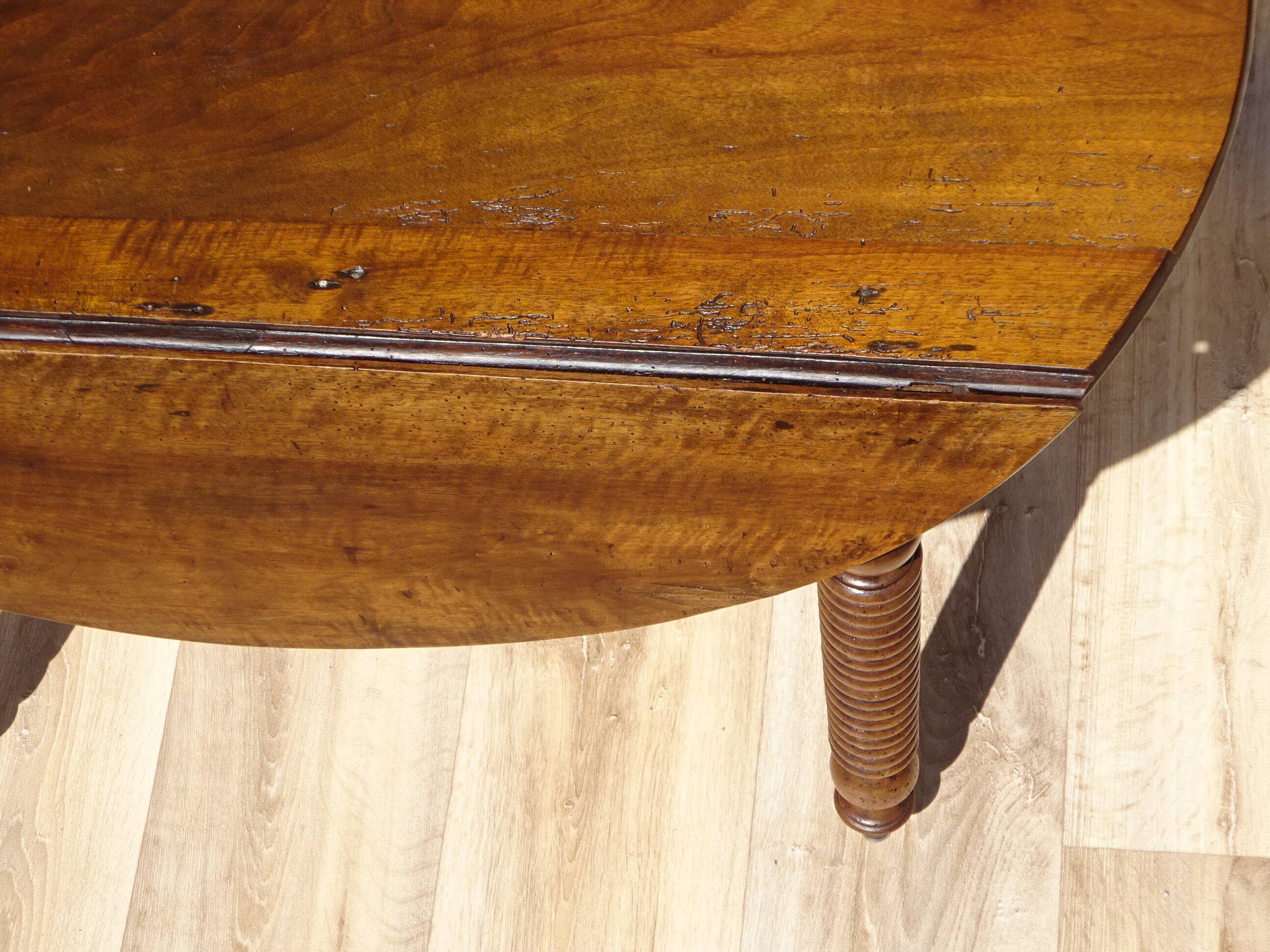 Drop-leaf table, honey-spoon-shaped legs
