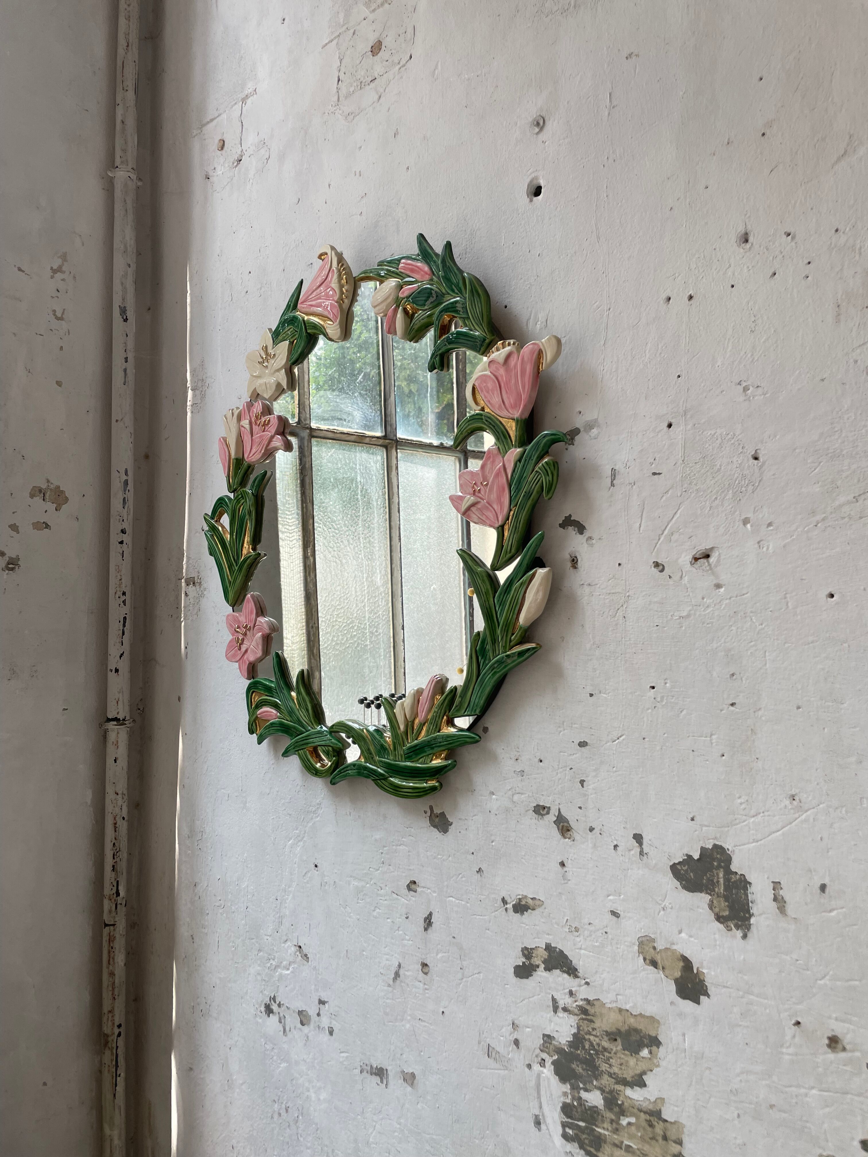 Oval ceramic mirror with flowers