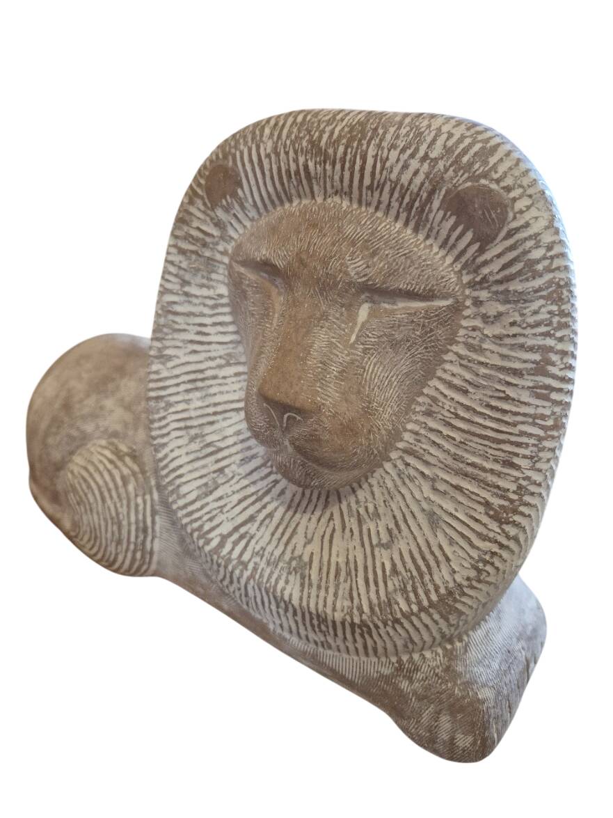 Sculpture en pierre d'un lion Islay Grimes