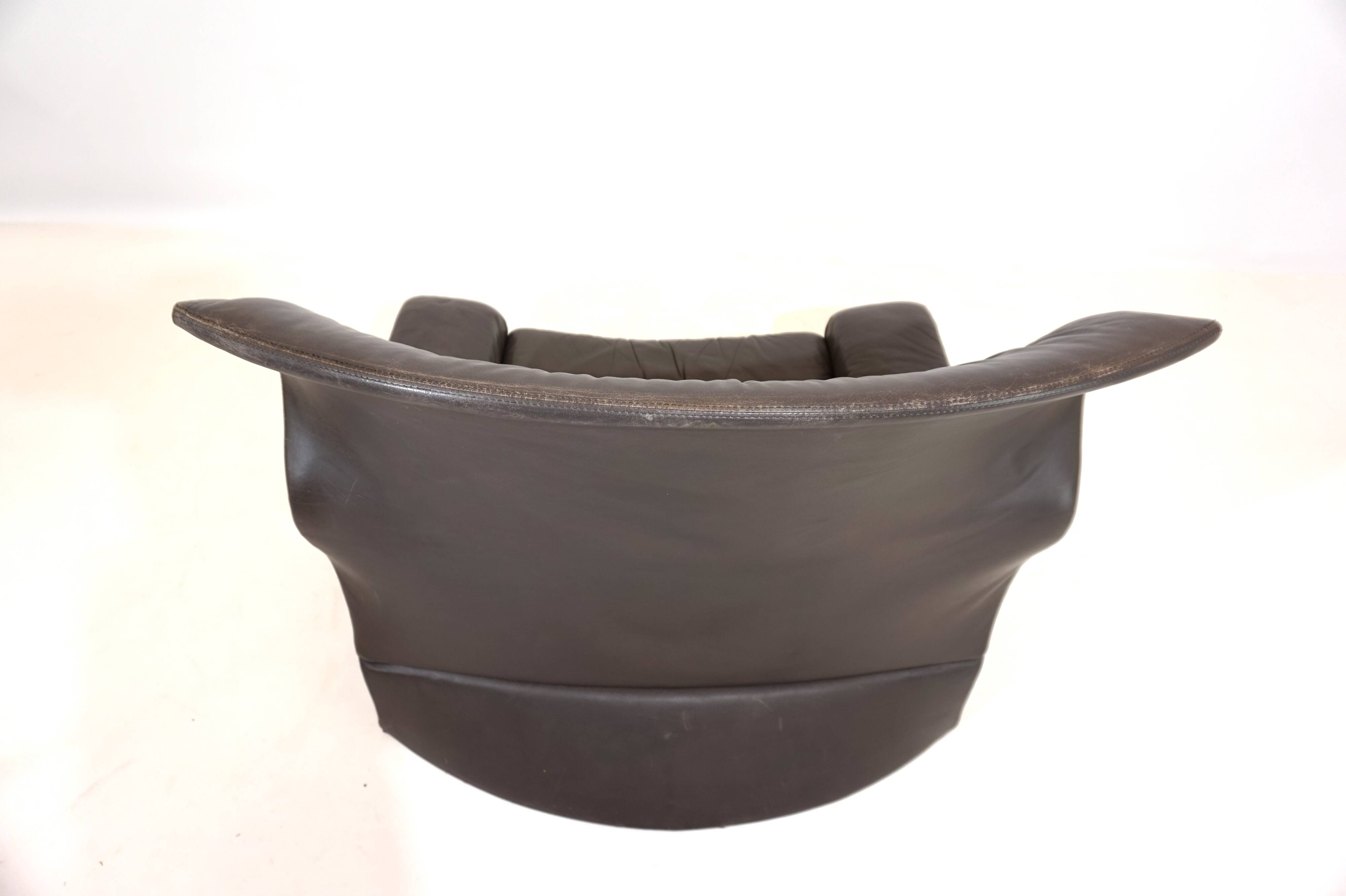 Saporiti Vela Alta leather armchair with ottoman by Giovanni Offredi