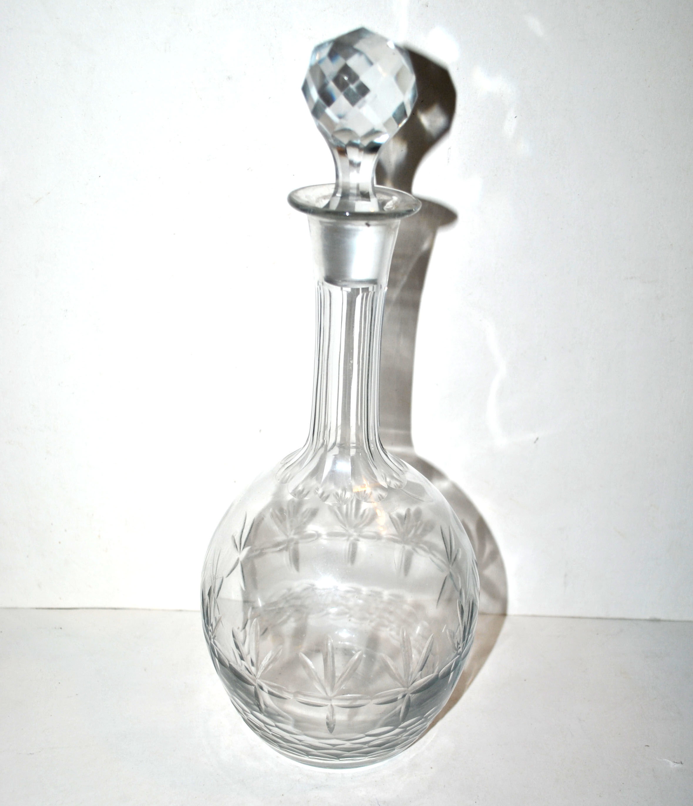 Vintage crystal decanter cut from star bevels and rice grains 1920-1930 bistrot