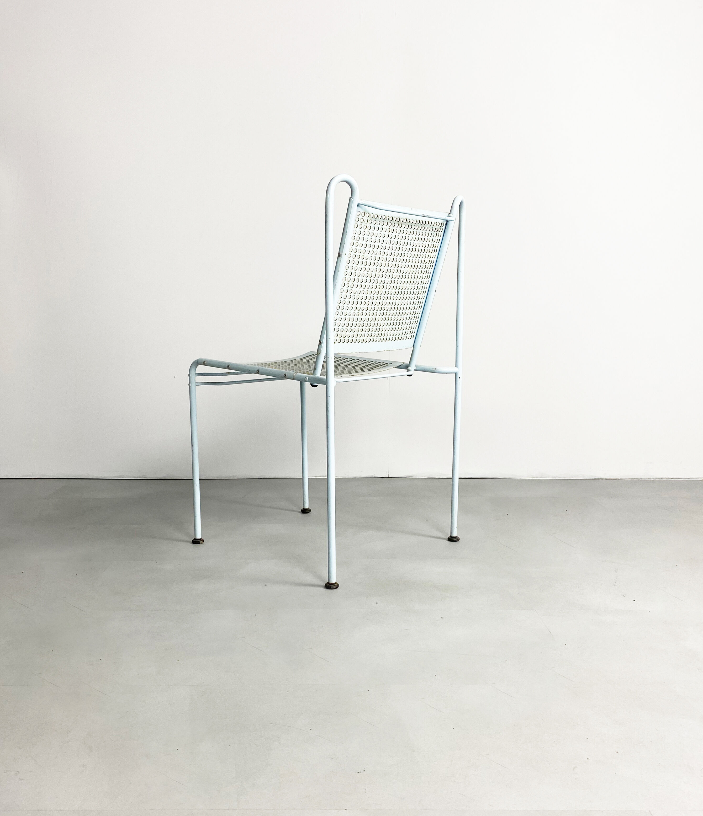 Paire de chaises perforées empilage en acier