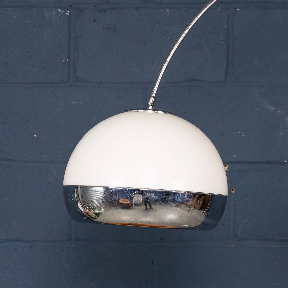 Lampadaire en chrome arc italienne vintage des années 20 avec abat-jour opaline c.1970