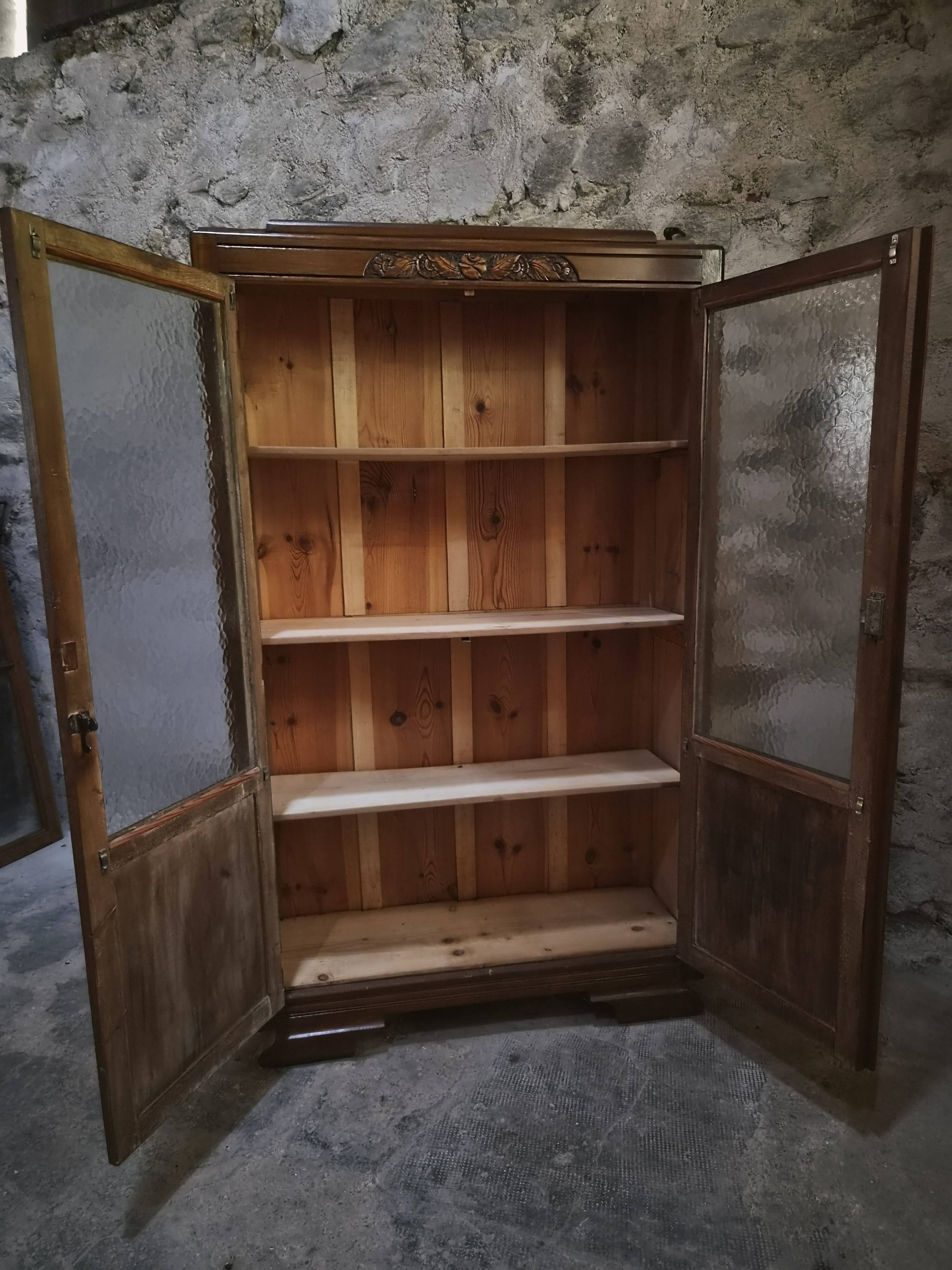 Vitrine française vintage en hêtre, bibliothèque à porte vitrée, meuble Art déco, vers 1930–1950