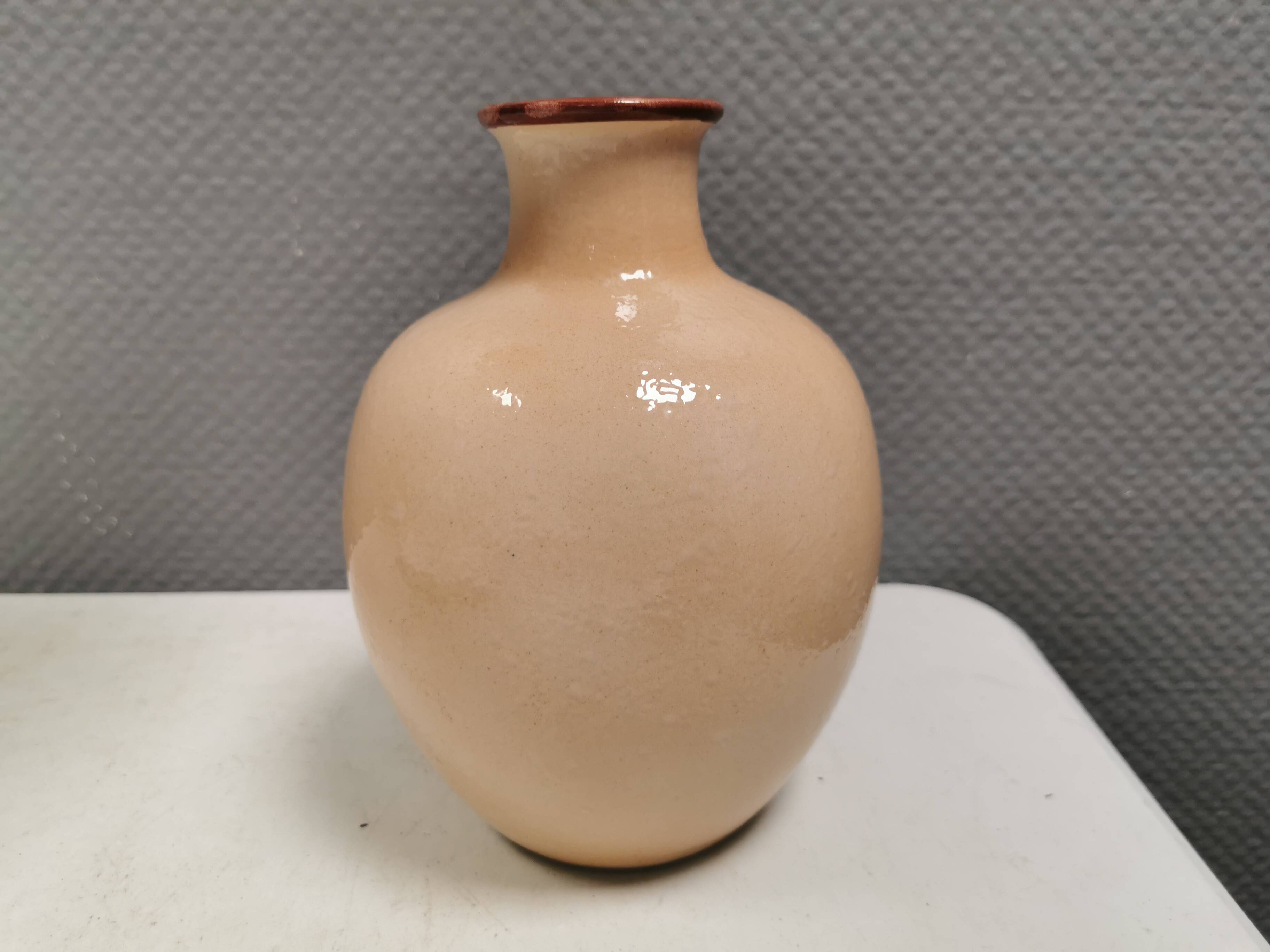 Italian vase from the 70s, in a delicate pink color with floral decoration.