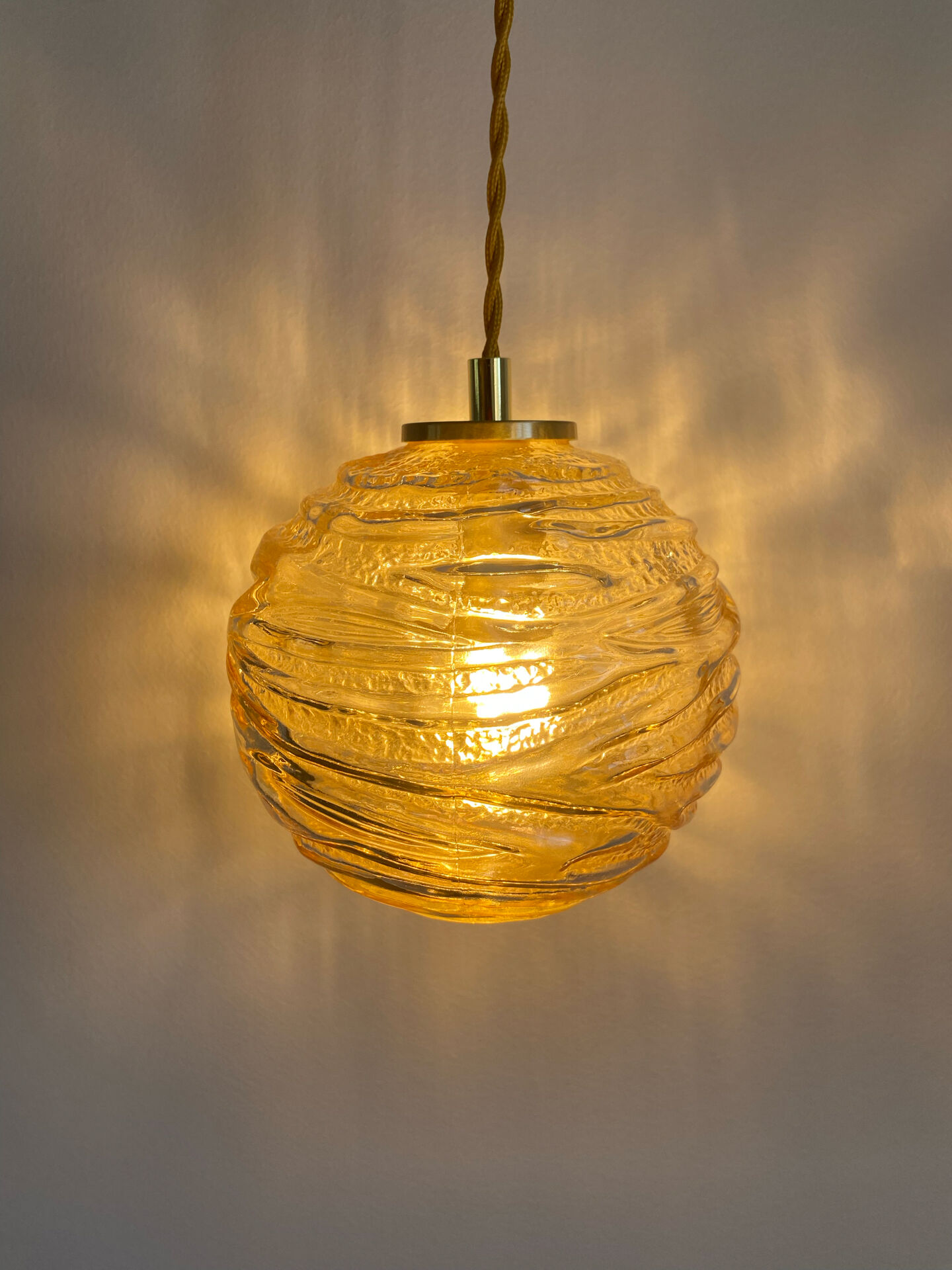 Baladeuse globe vintage en verre ambré 