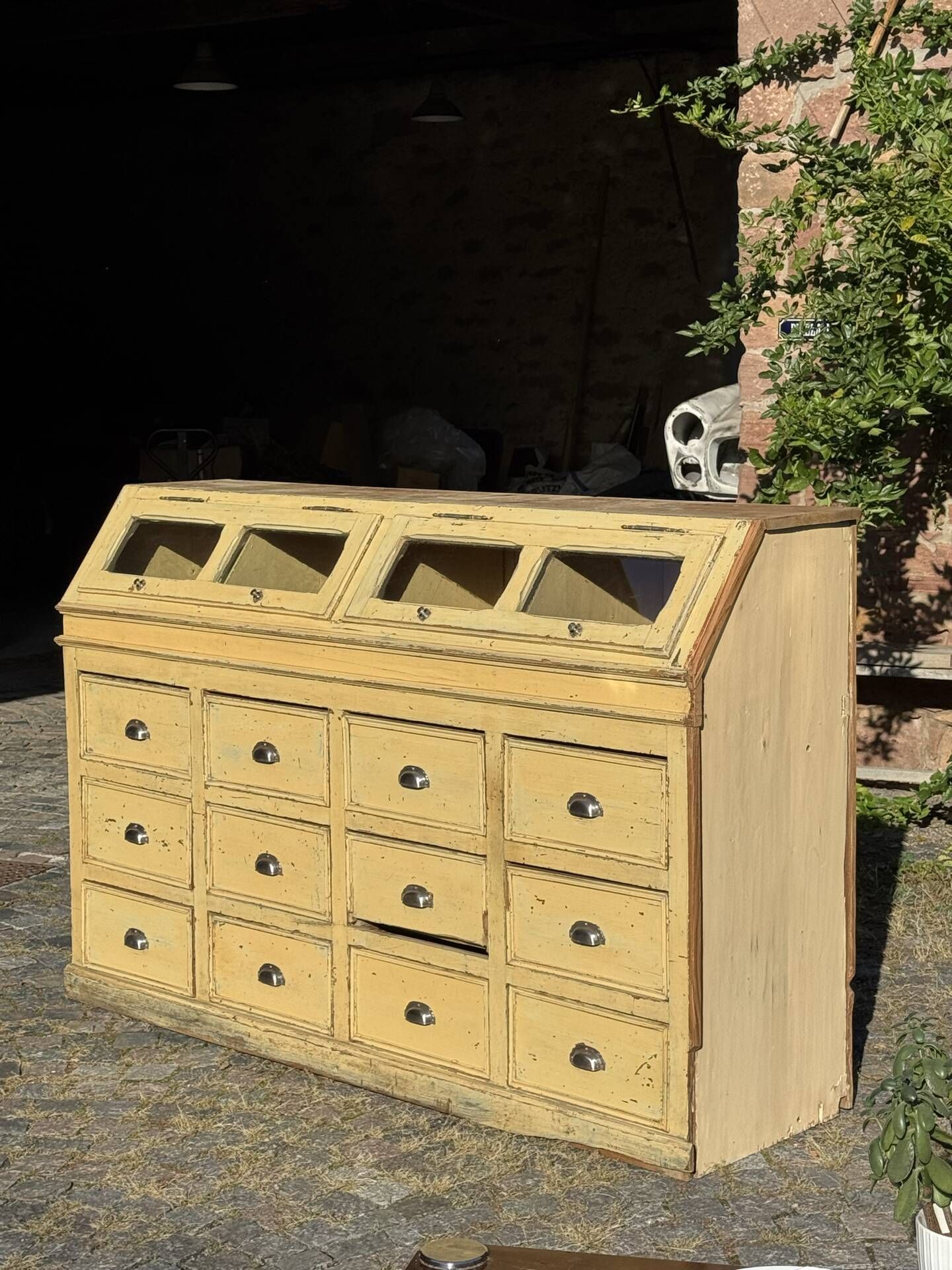 Workshop cabinet with drawers