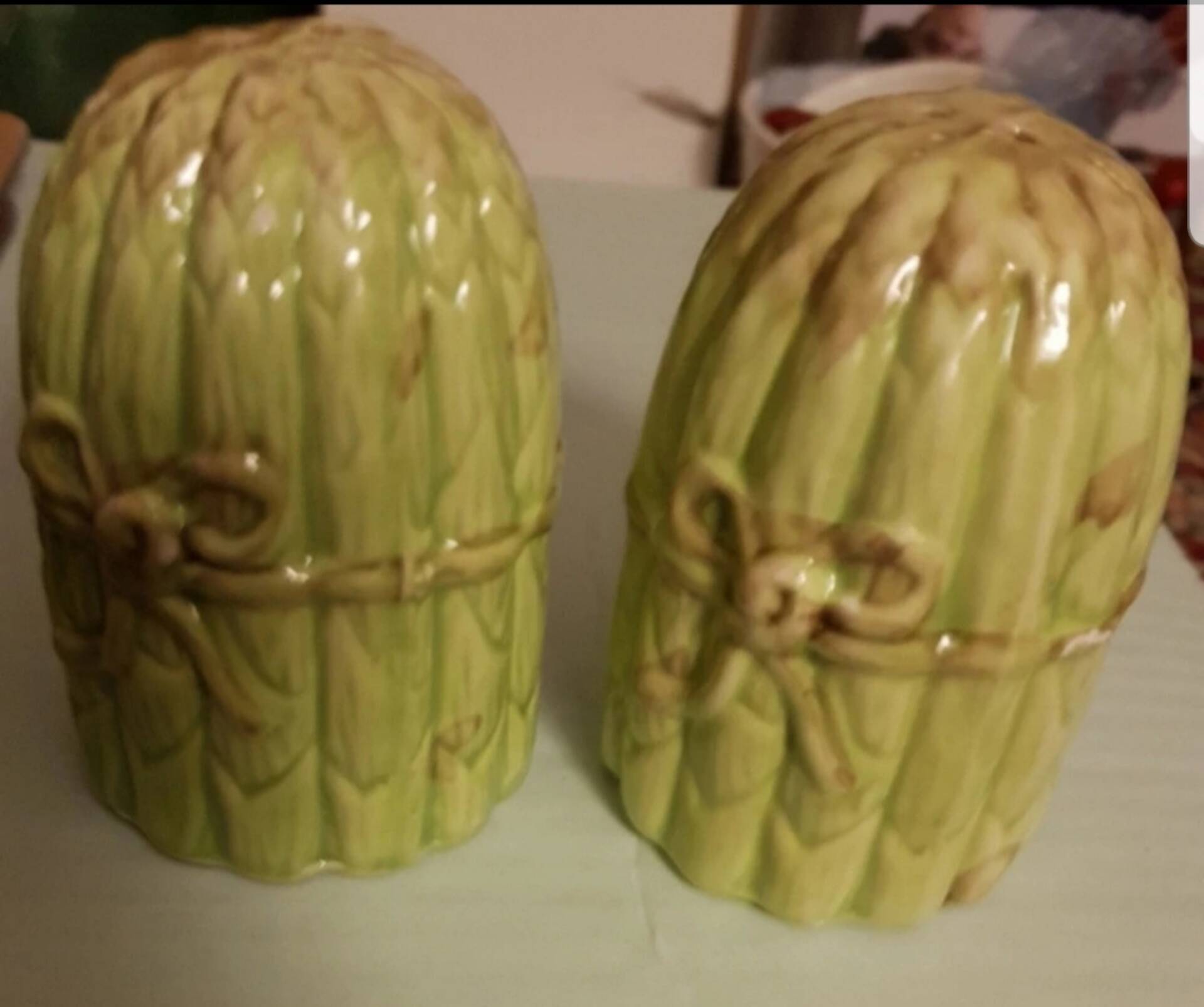 Set of salt and pepper shakers, barbotine