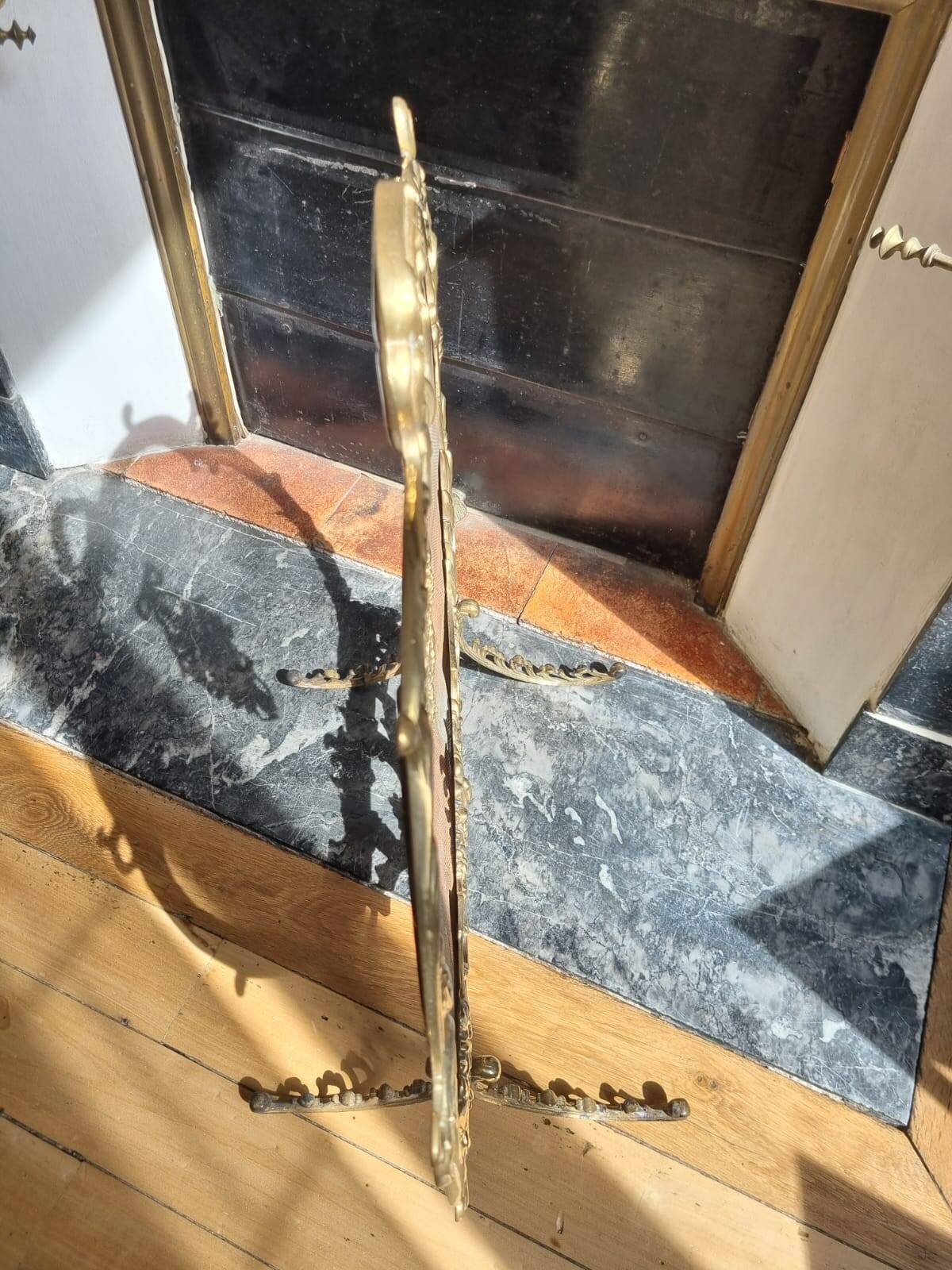 Fire screen, 19th century spark screen in gilded bronze