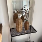 2 bouteilles en verre et rotin