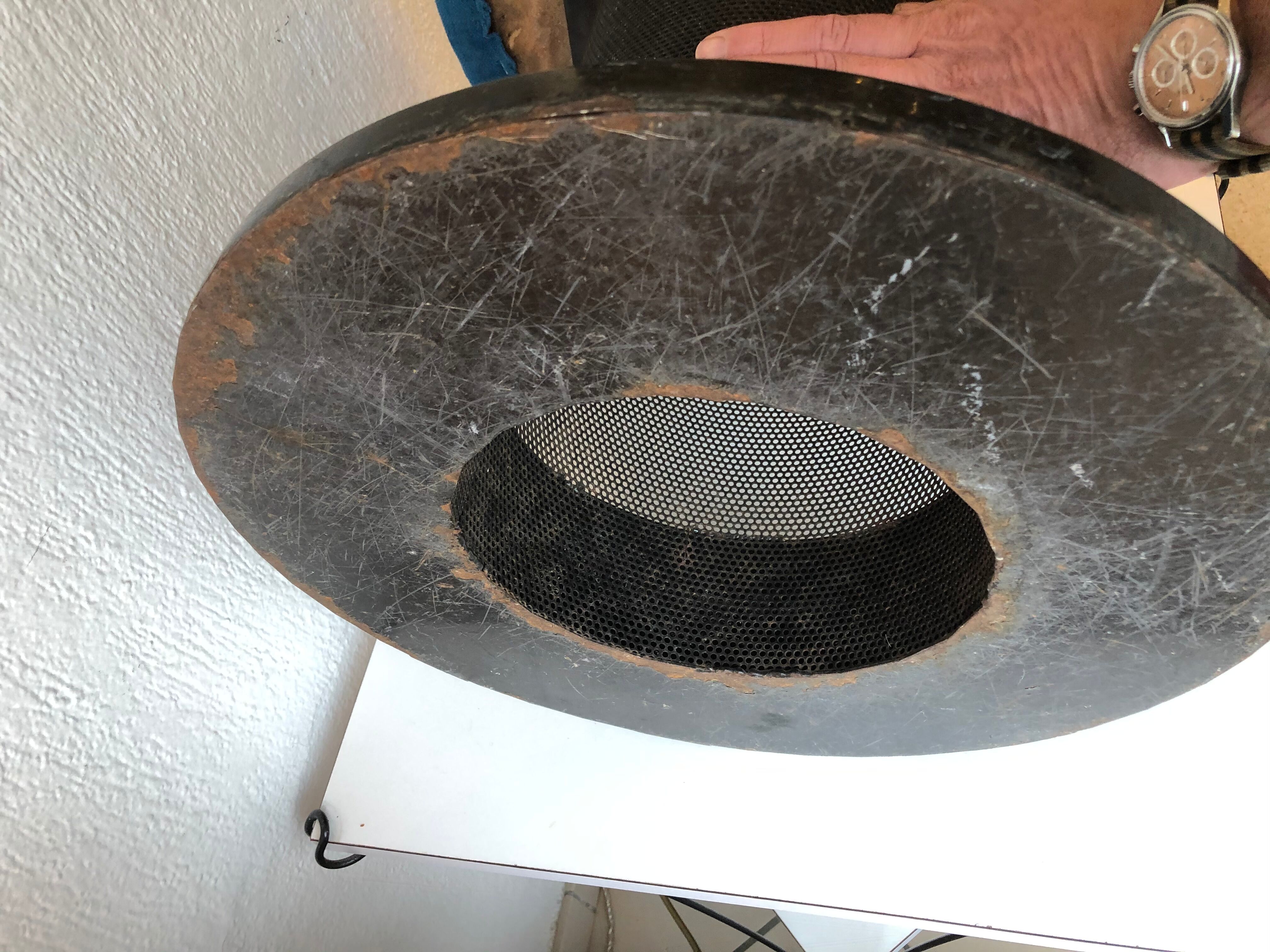 Tabouret ou pouf vintage en tôle perforée vers 1950