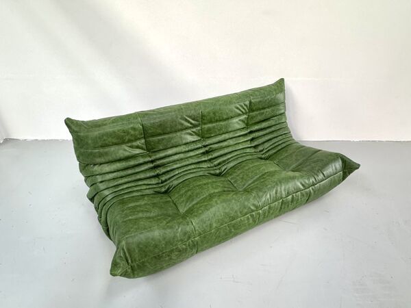 Canapé Togo en cuir vert attribué à Michel Ducaroy pour Ligne Roset.