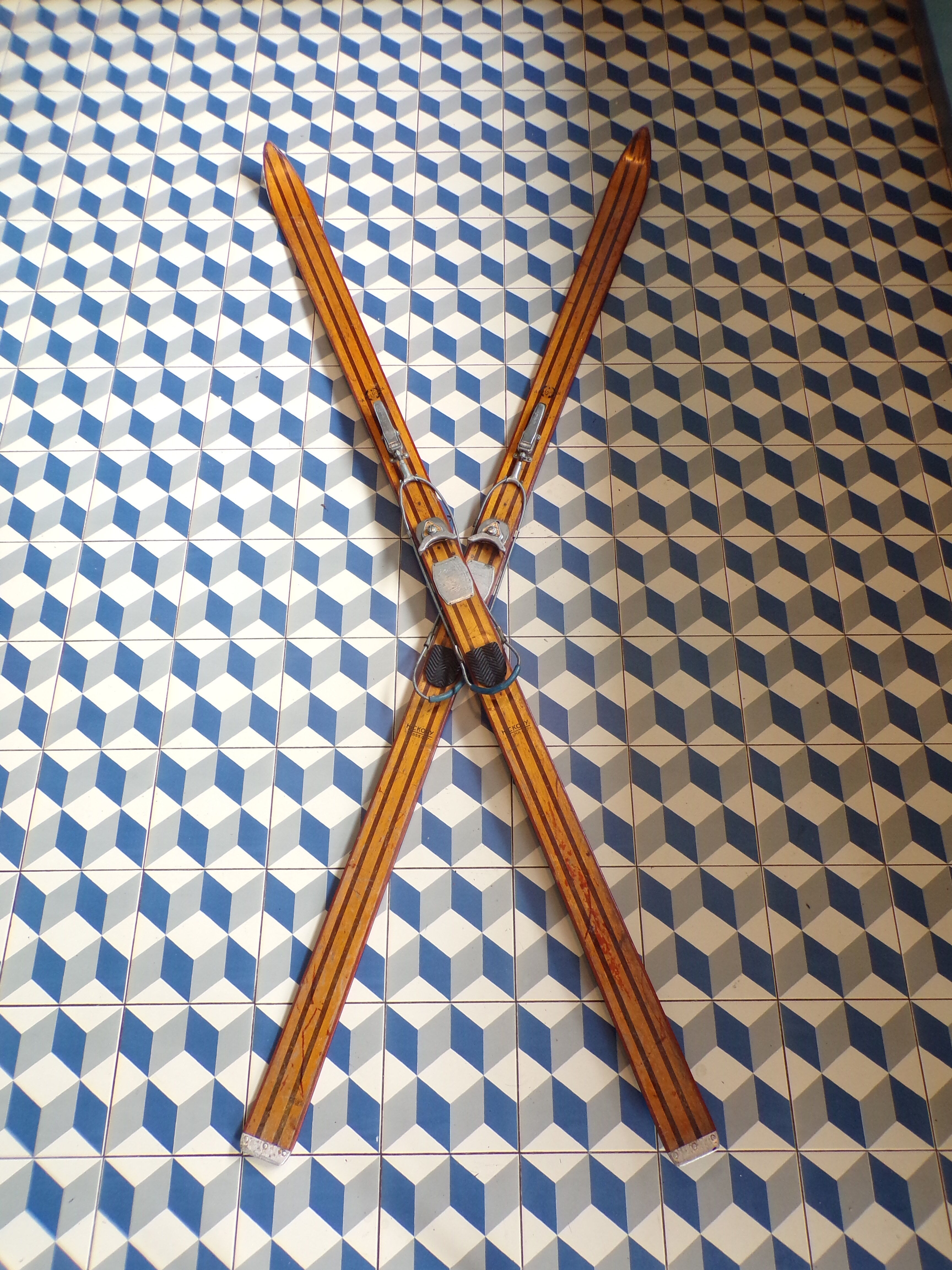 Paire de skis vintage L=210 cm