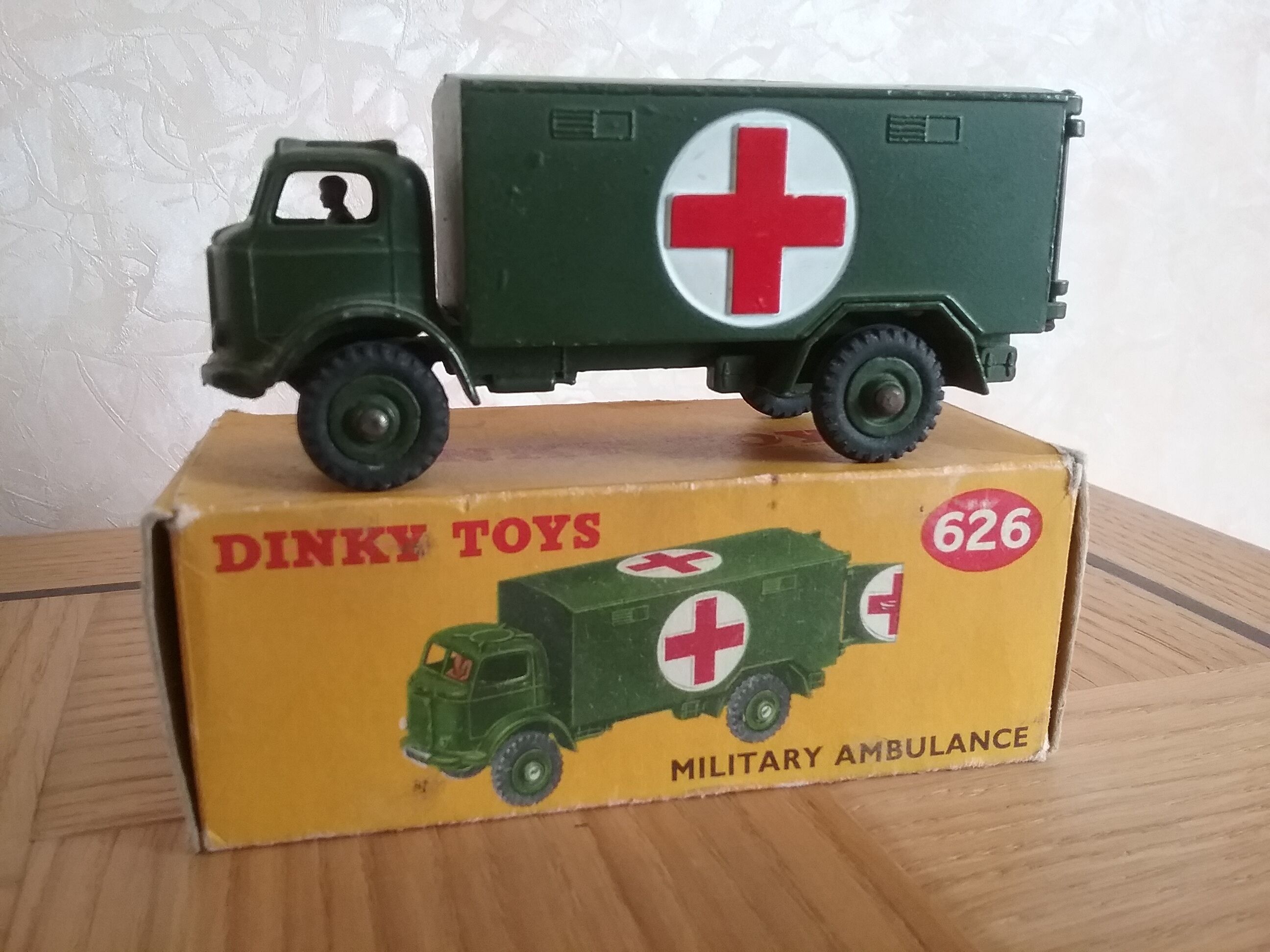 Military ambulance Dinky toys England ref 626 with box