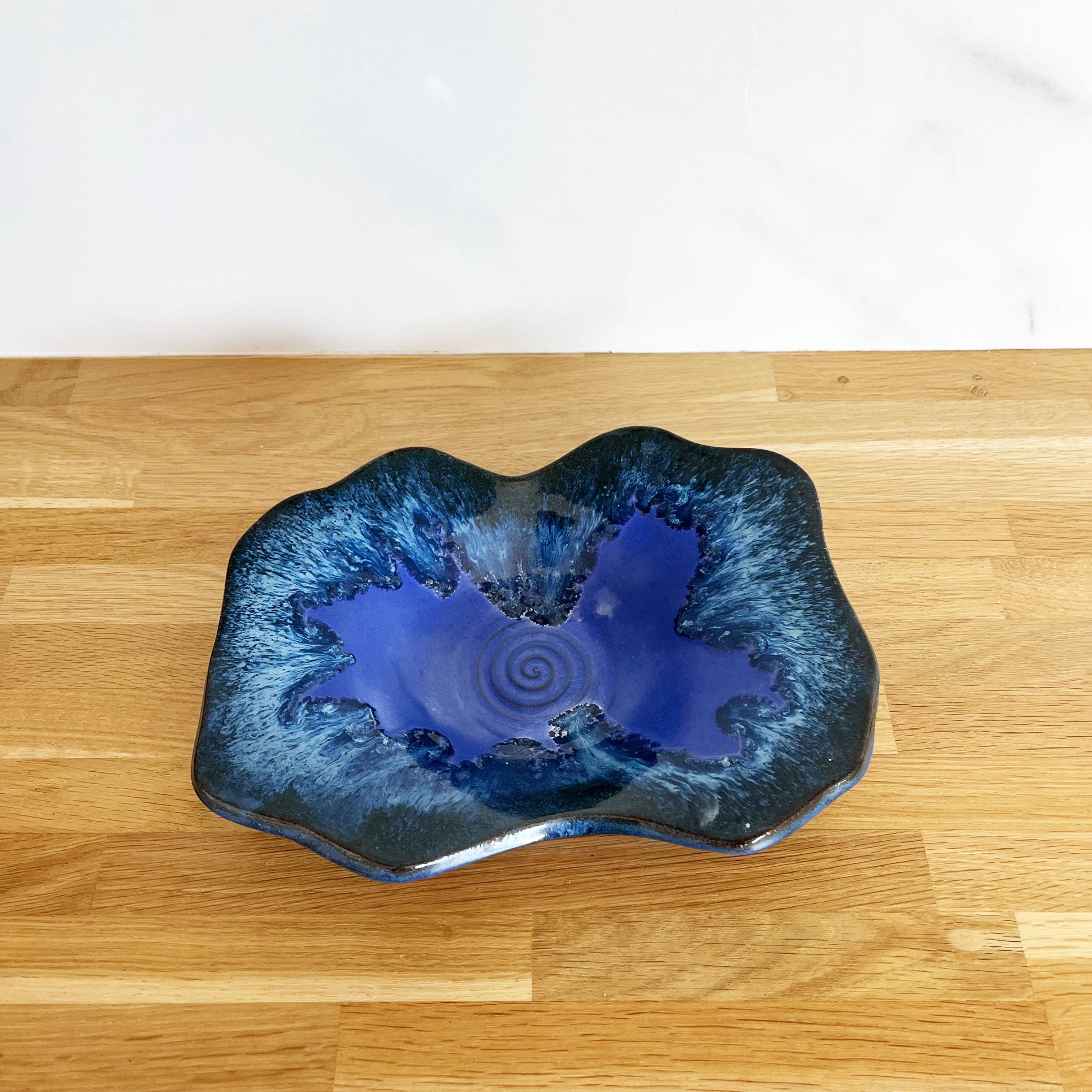 Grand vide poche en céramique bleu vintage