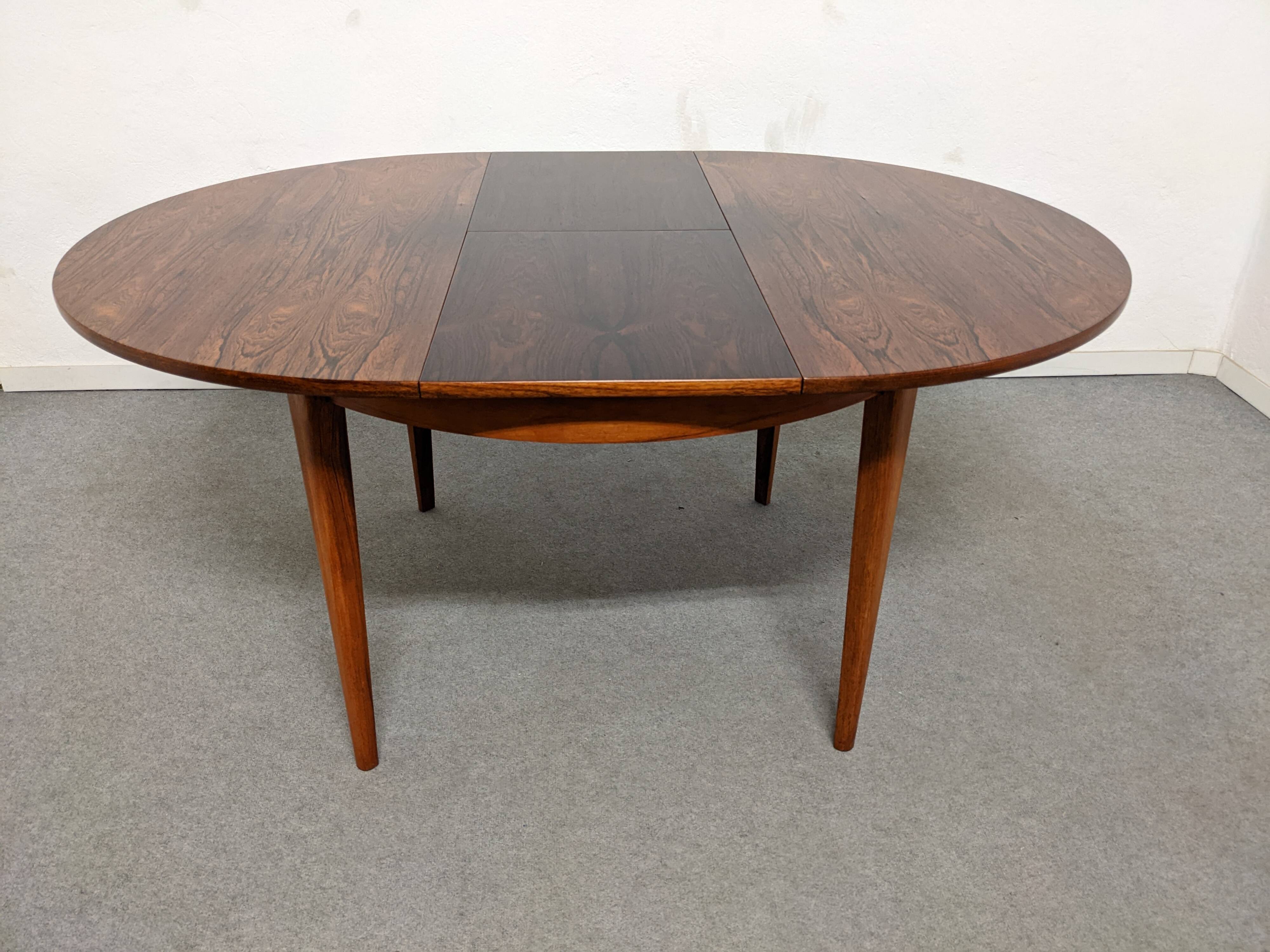 Scandinavian extendable rosewood dining table from the 60s/70s
