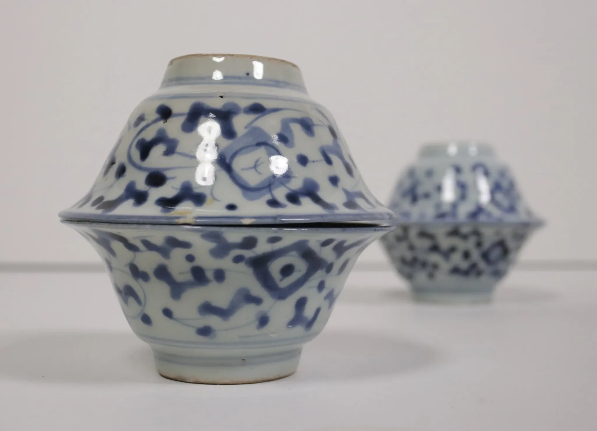 Set of 4 Chinese blue and white bowls with lotus scrolls – 19th century