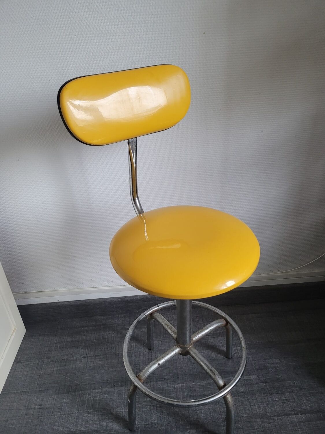 Vintage skaï yellow industrial stool