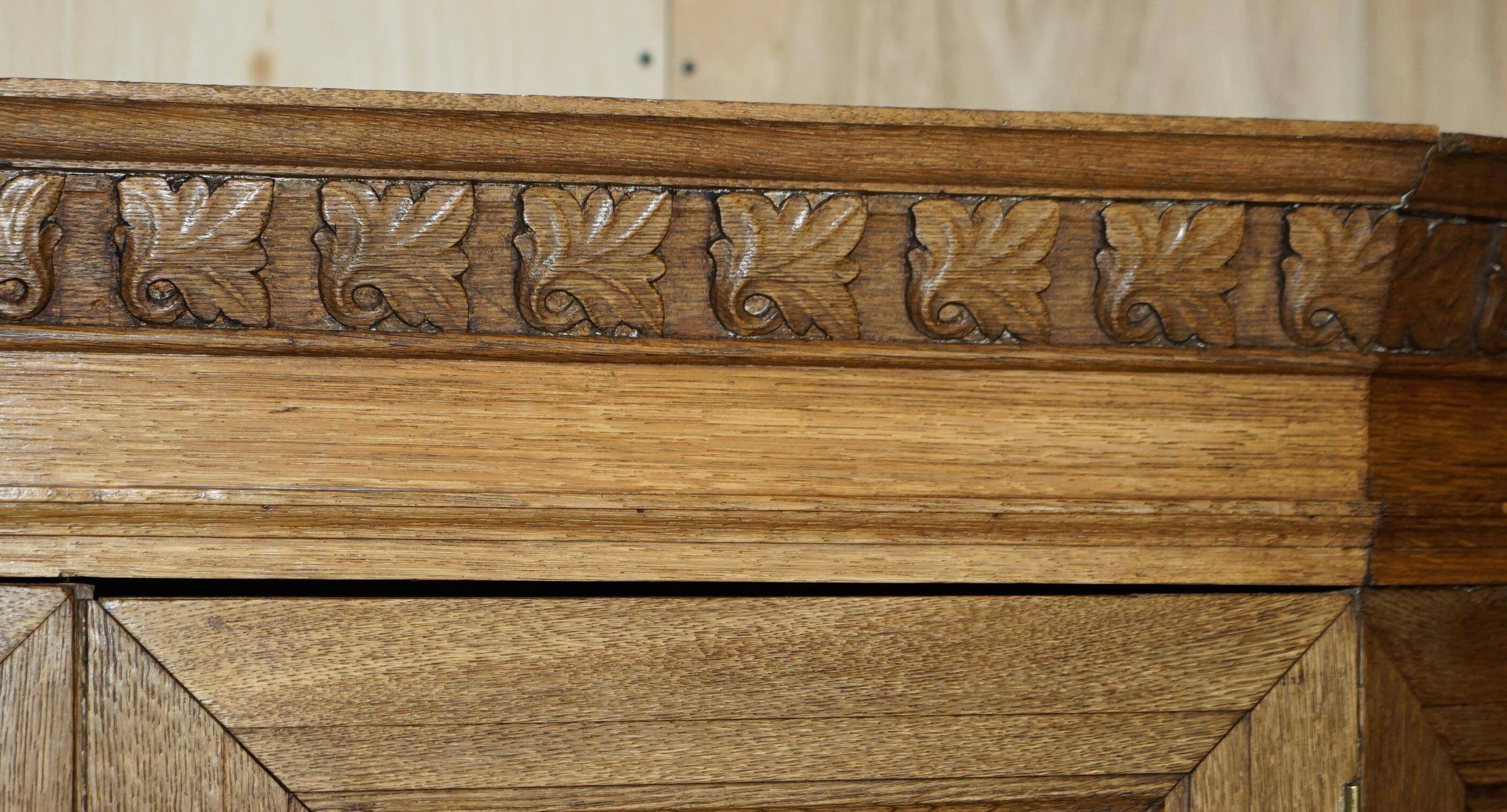 Armoire Victorien en Pin circa 1880