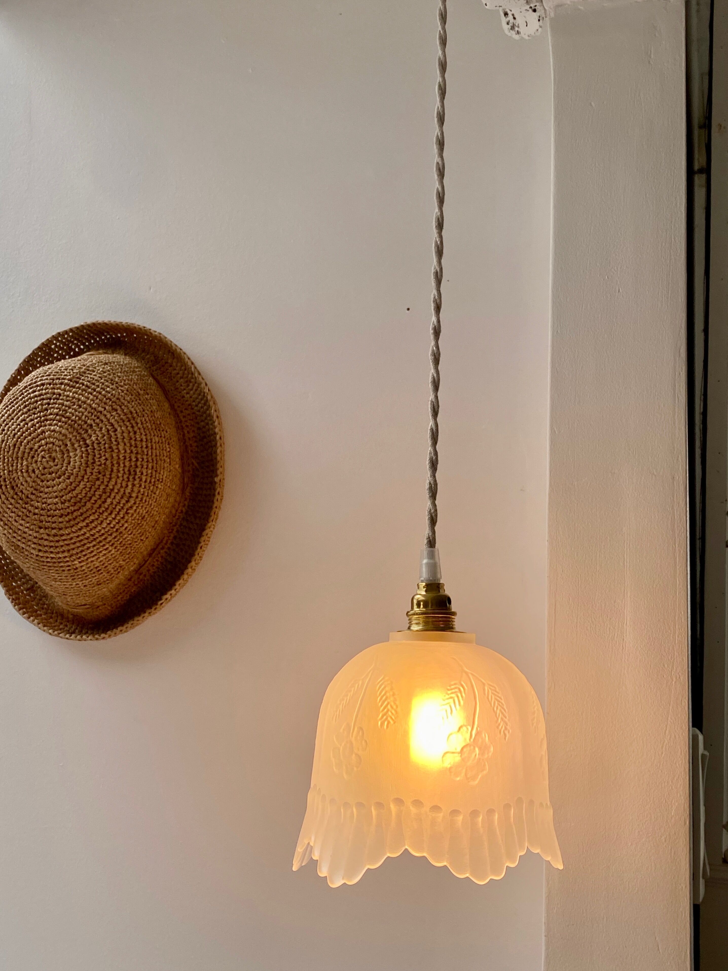 Pendant in etched opaque glass