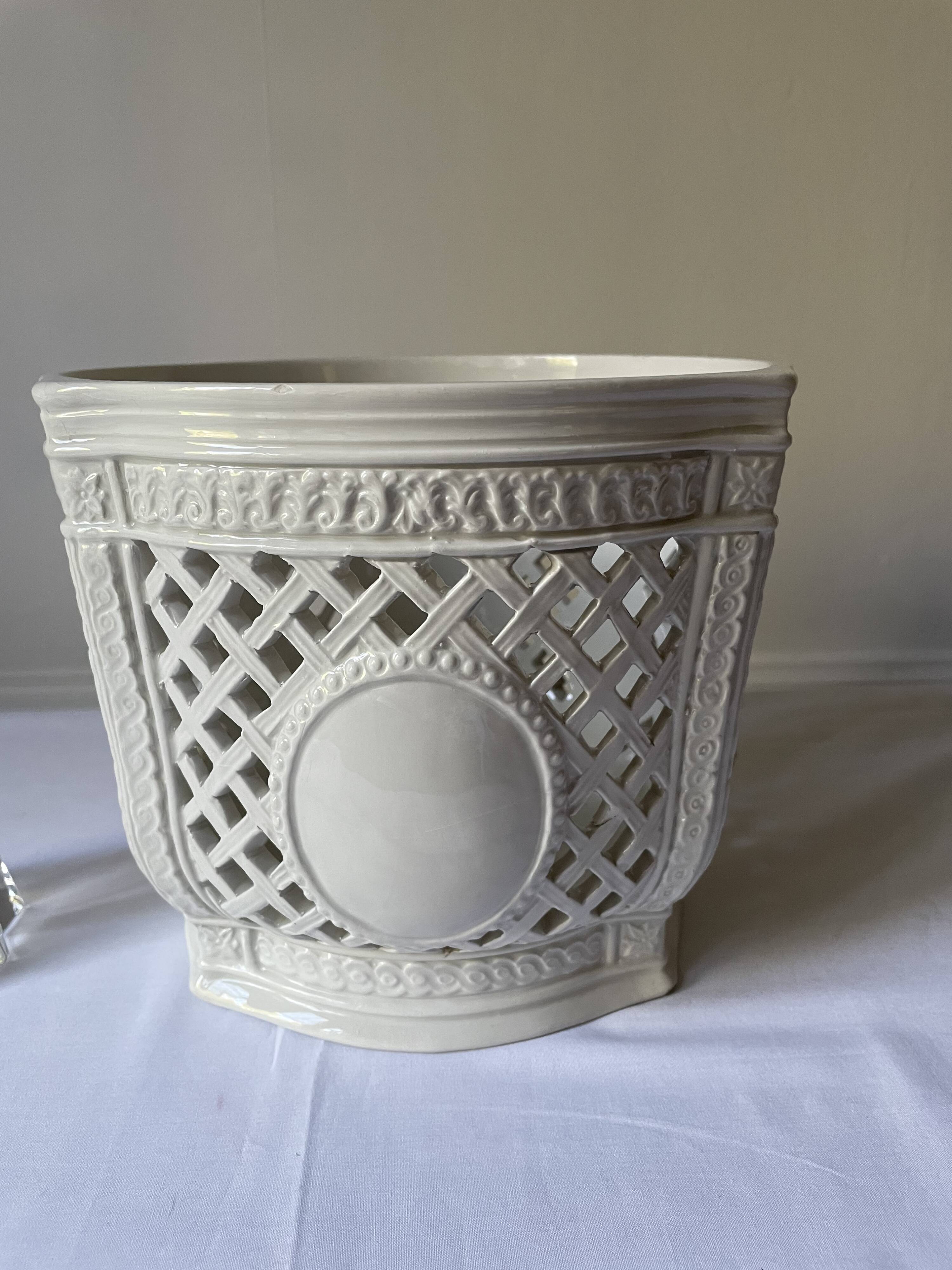 Reticulated pot cover in Italian porcelain