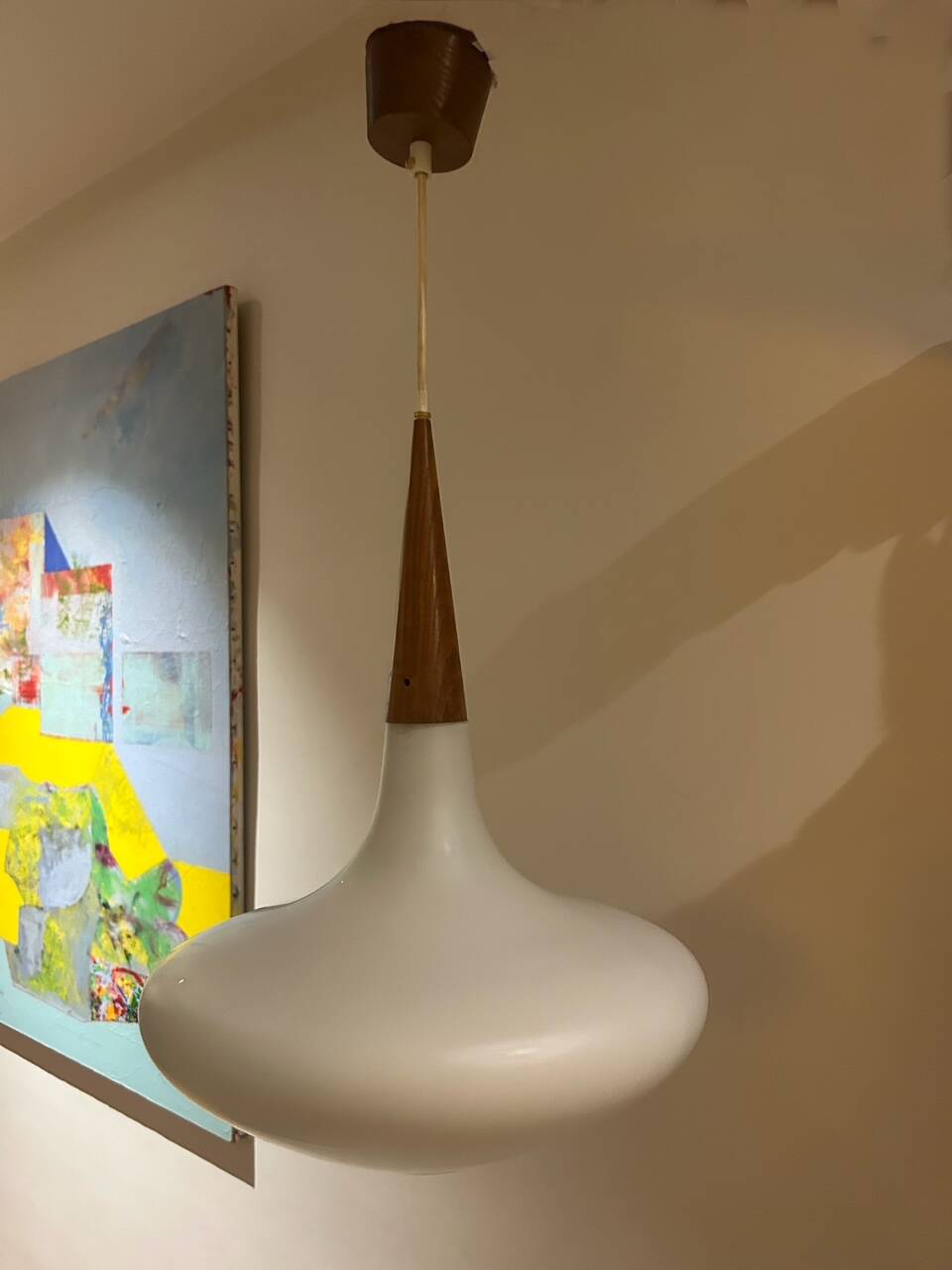 Suspension en opaline et teck Louis Kalff