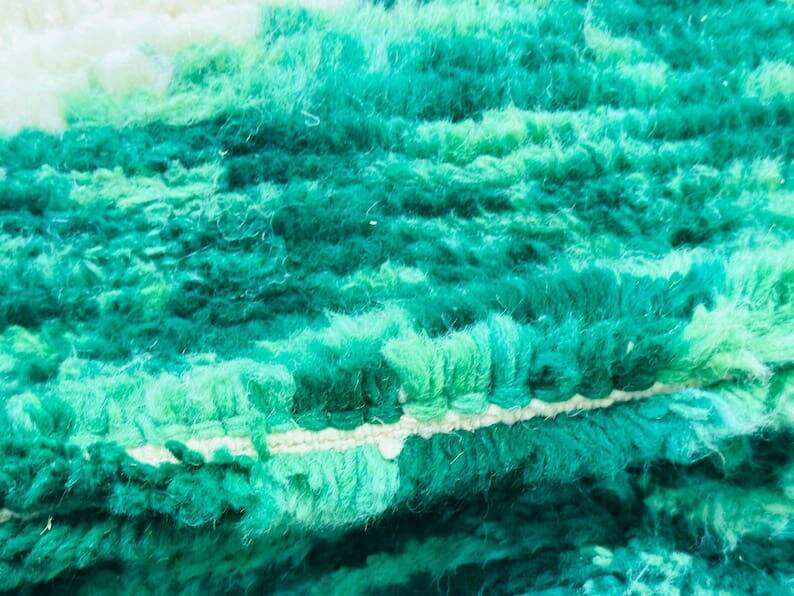 Tapis en laine pure fait main traditionnelle motifs colorés 140 x 260 cm