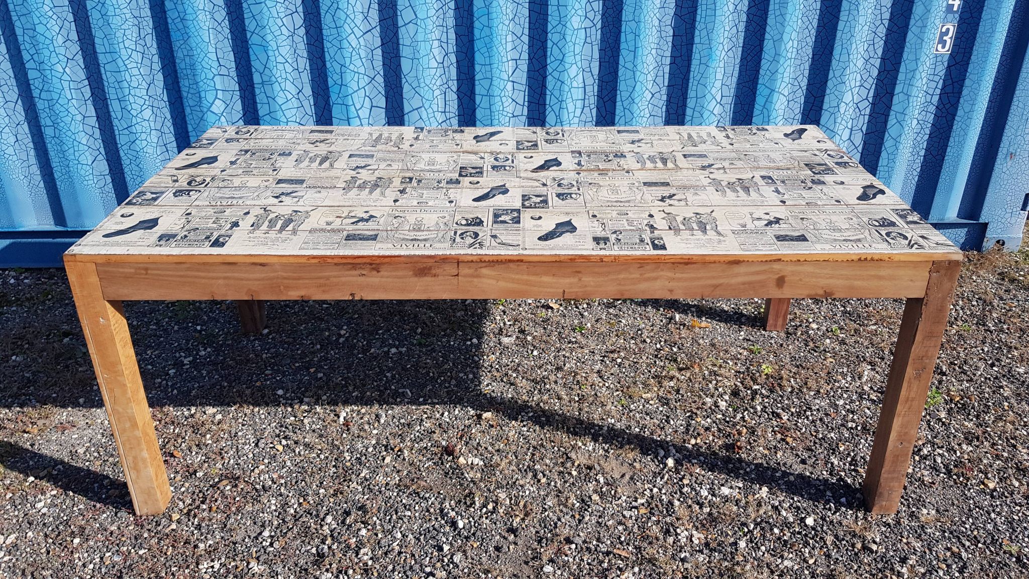 Table à manger en teck avec plateau illustré