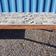 Table à manger en teck avec plateau illustré