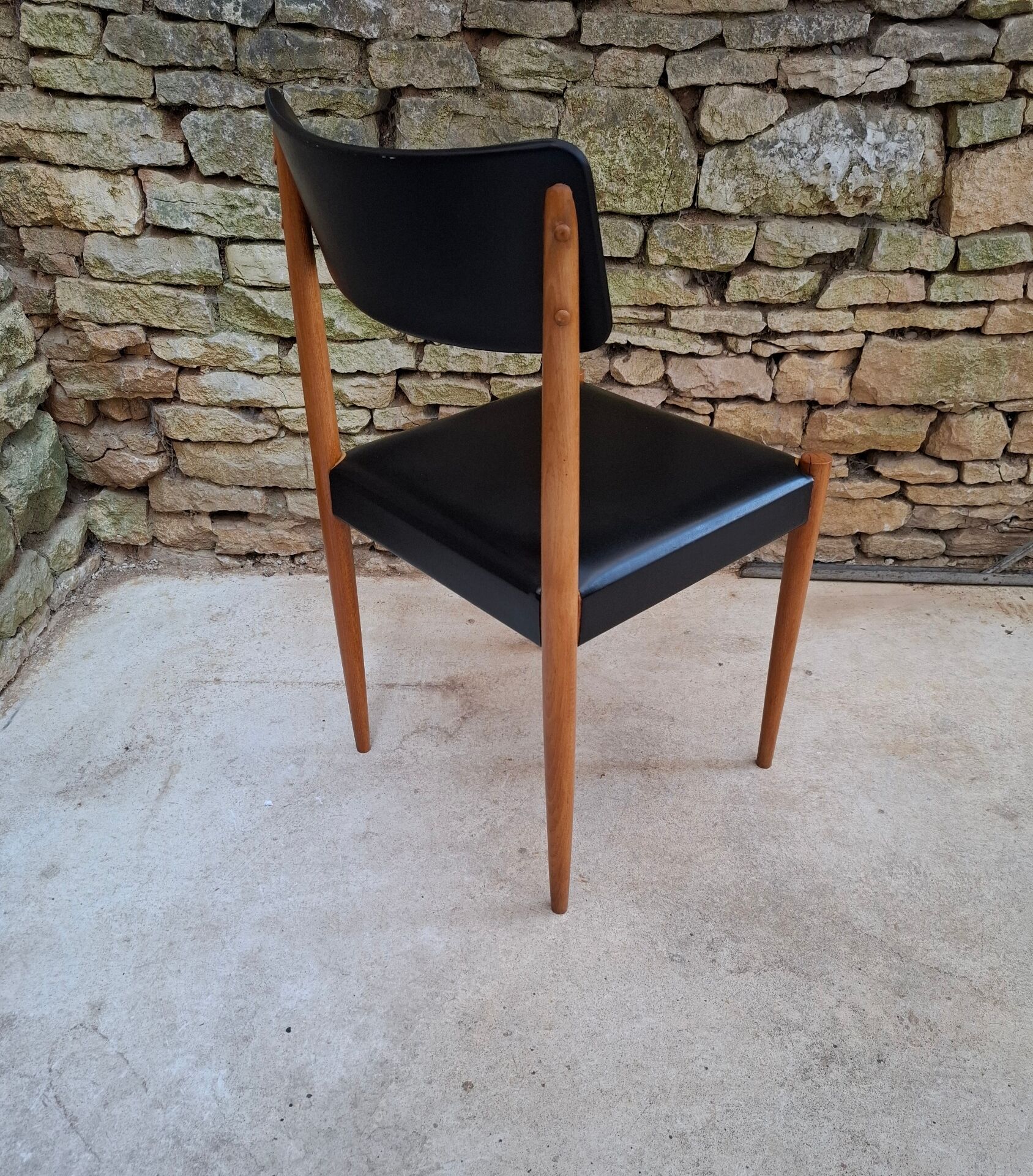 Chaise scandinave hêtre et skaï