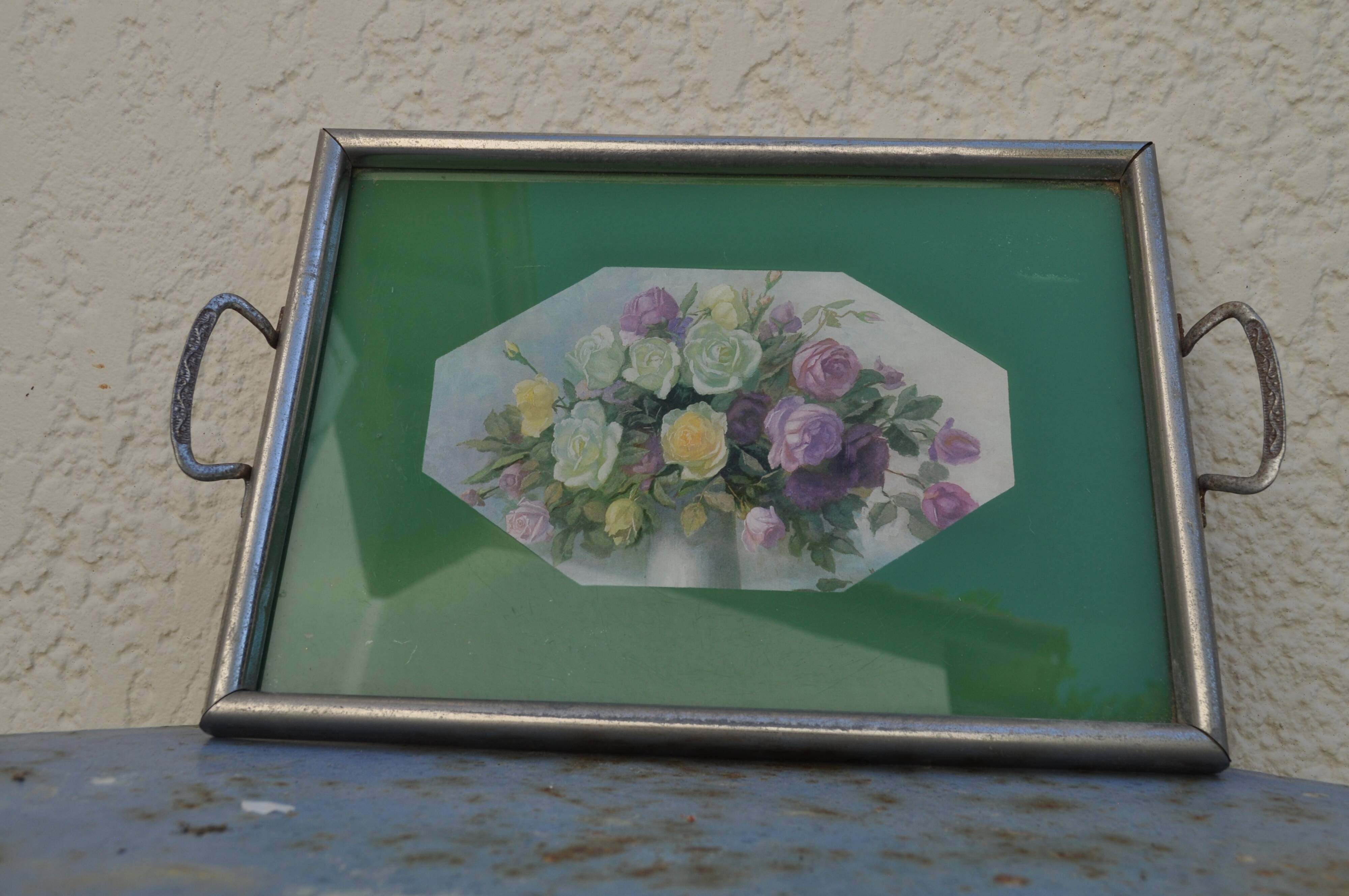 Art deco flowers plateau