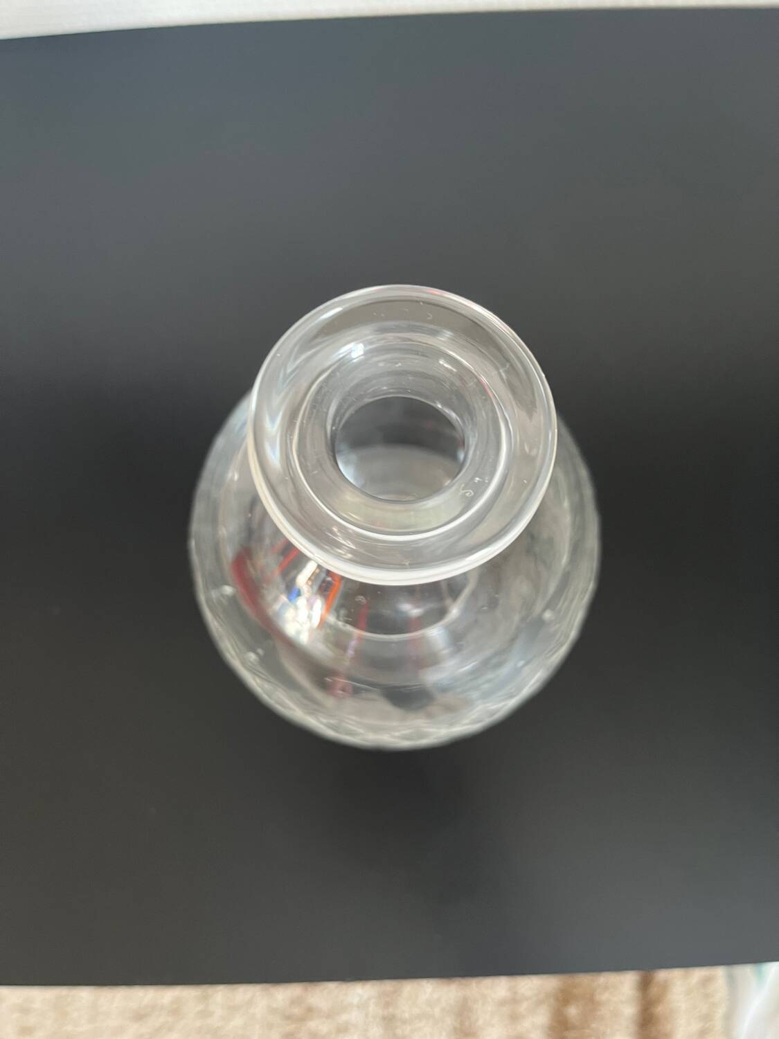 Carafe en verre ciselé
