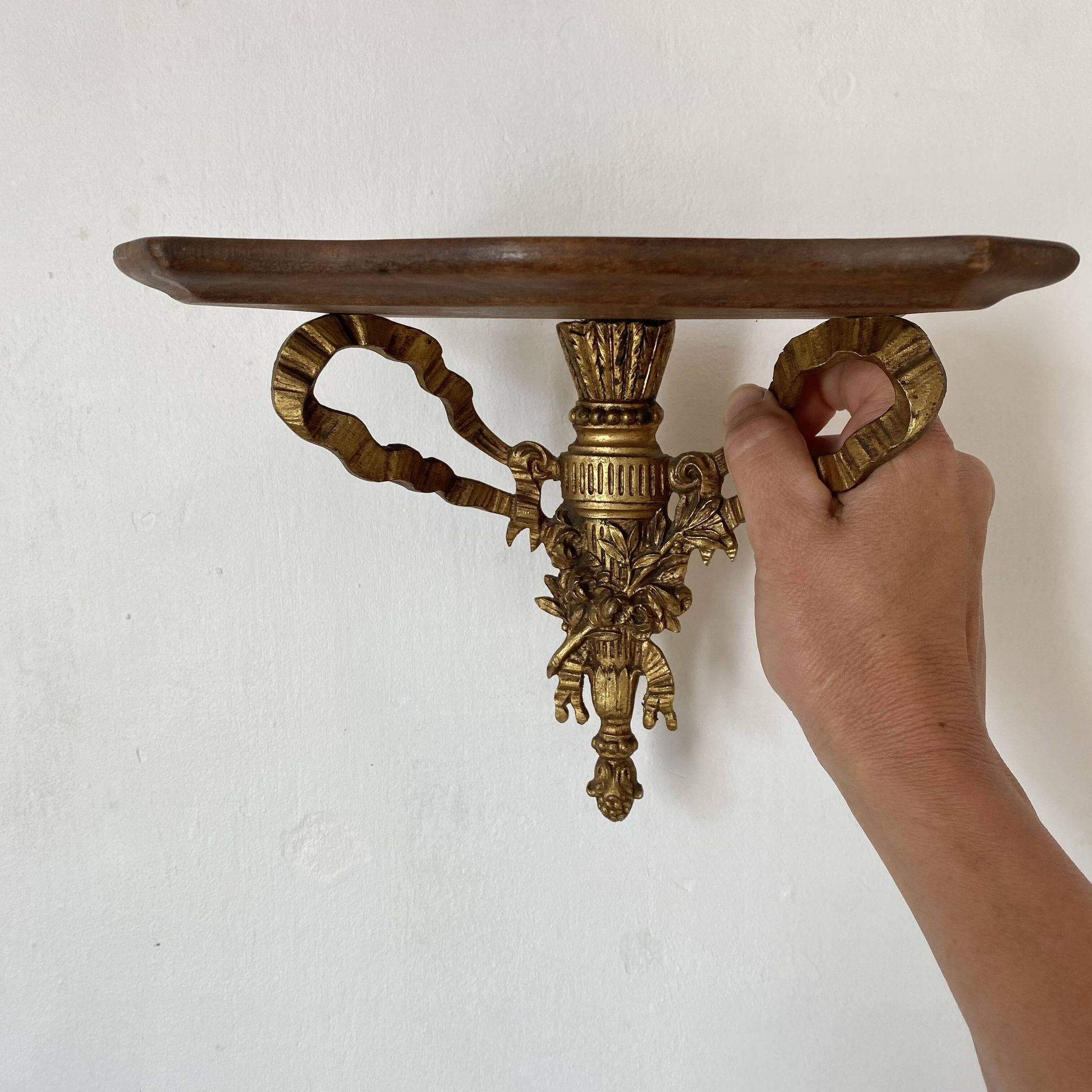 Étagère baroque en bois et bronze à décor de ruban