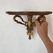 Étagère baroque en bois et bronze à décor de ruban