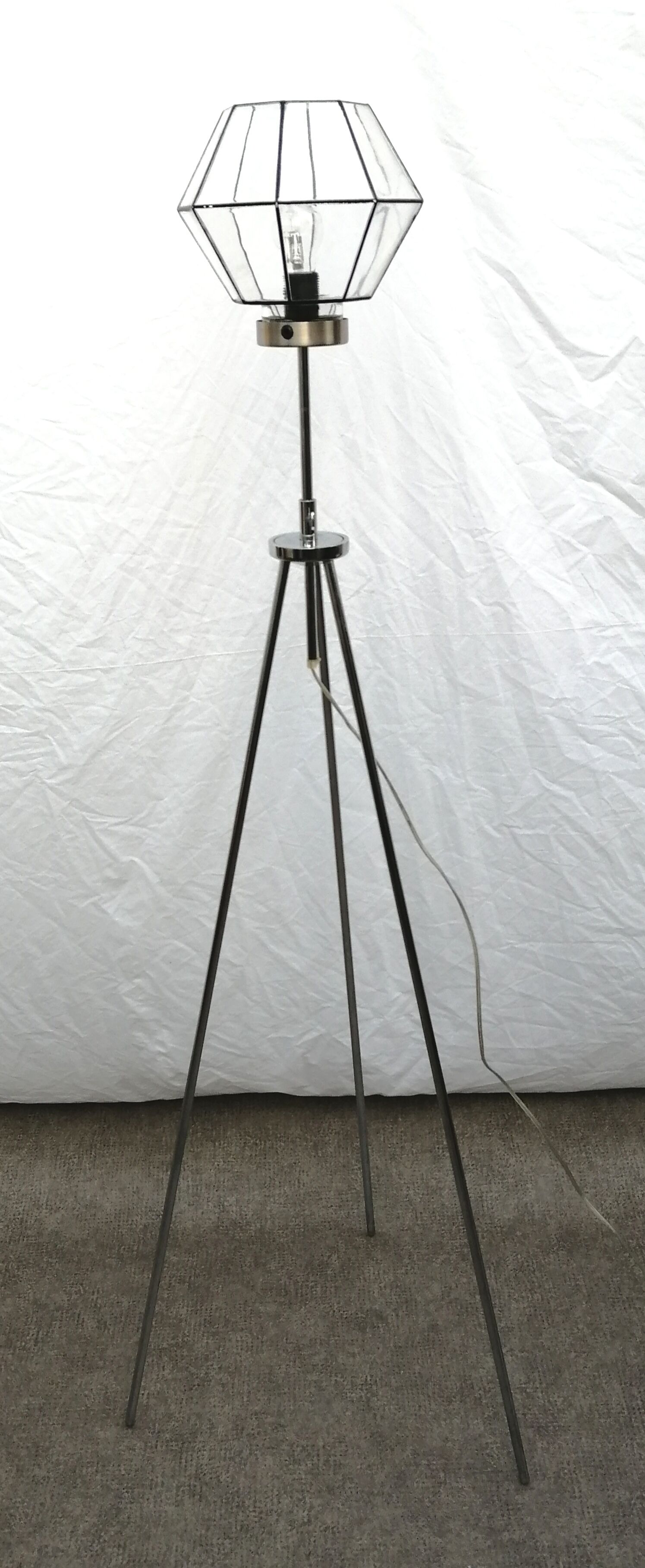 Lampadaire trépied et globe en verre octogonale Kaoyi