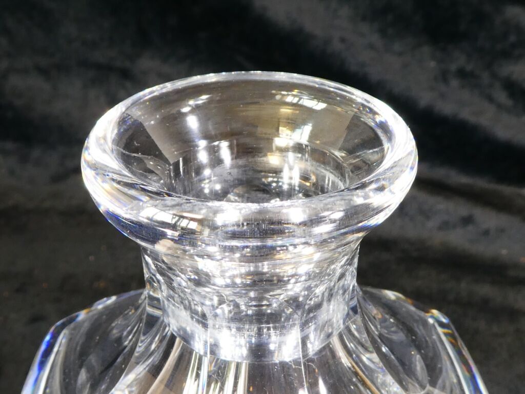 Carafe a whisky in crystal from Baccarat modele harcourt signed