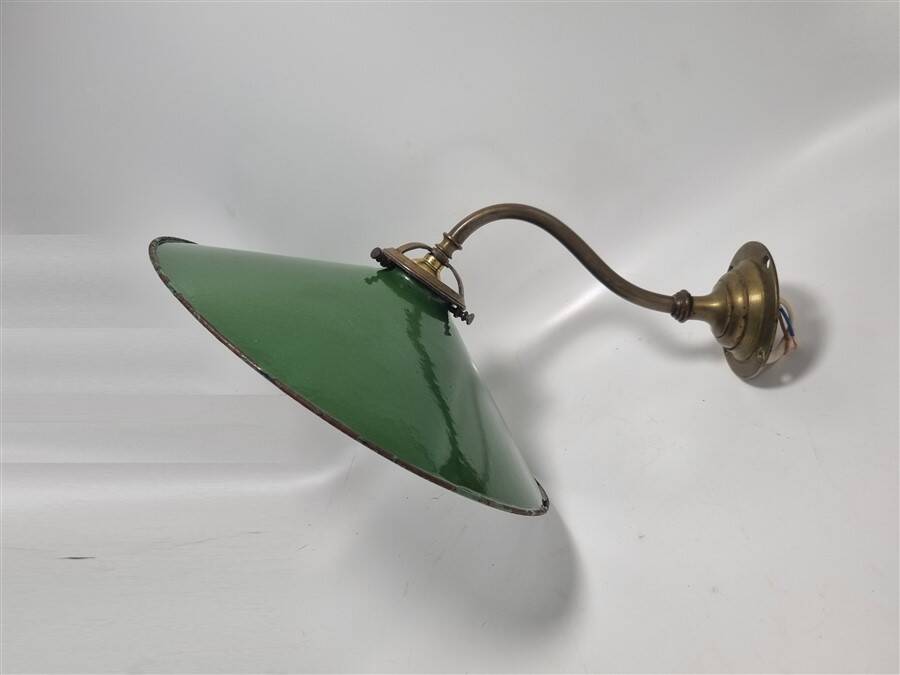 Wall light in enamelled sheet metal
