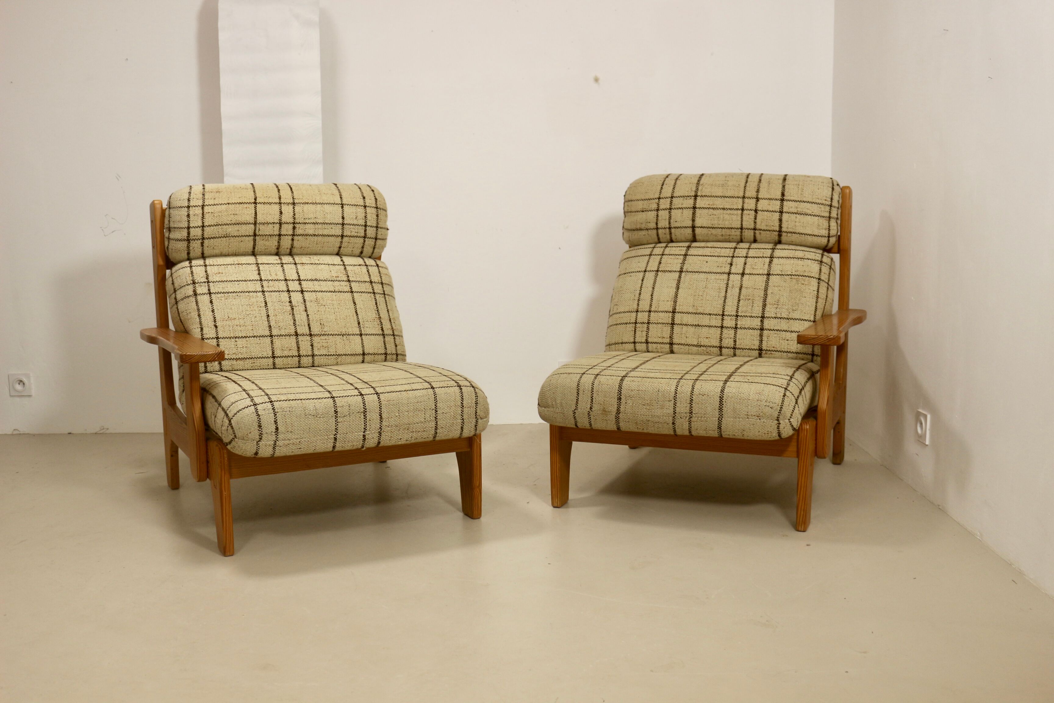 Sofa 2 places convertible into armchairs year 70-80 Solid pine.