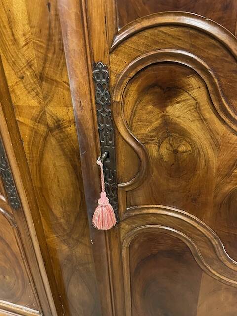 armoire noyer chapeau de gendarme