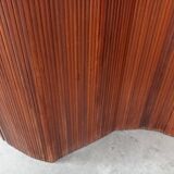 Undulating slatted screen