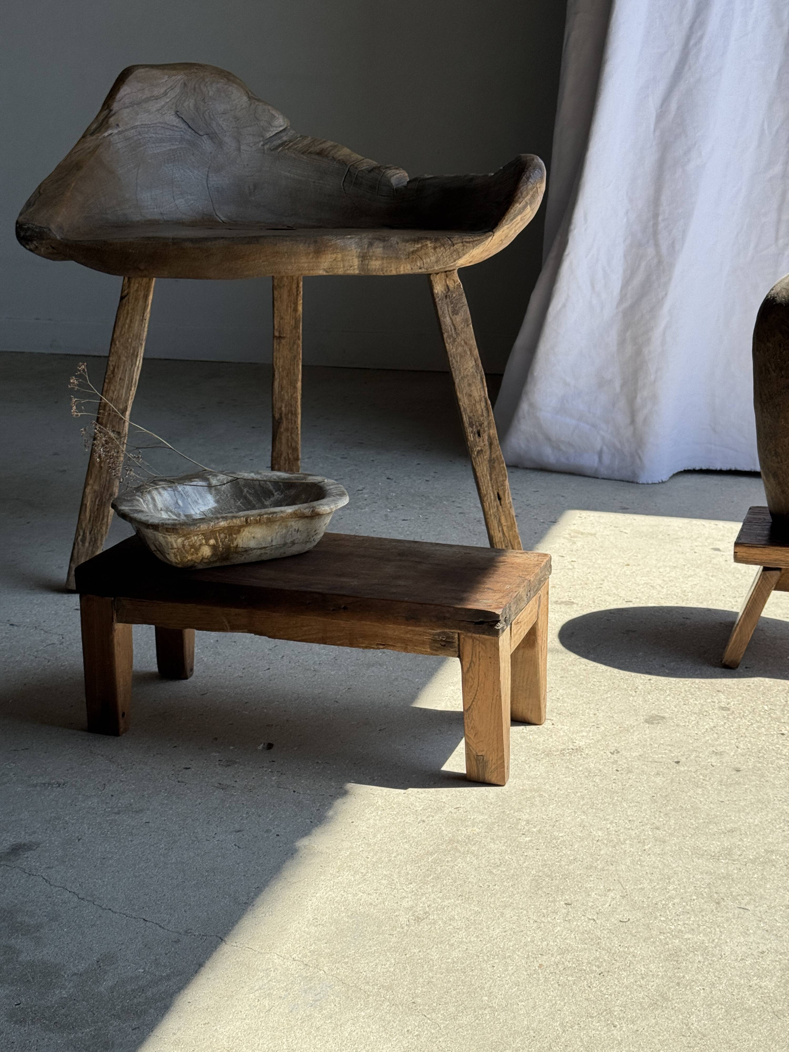 Petit banc en teck ancien rectangulaire quadripode d'Indonésie H20 L45