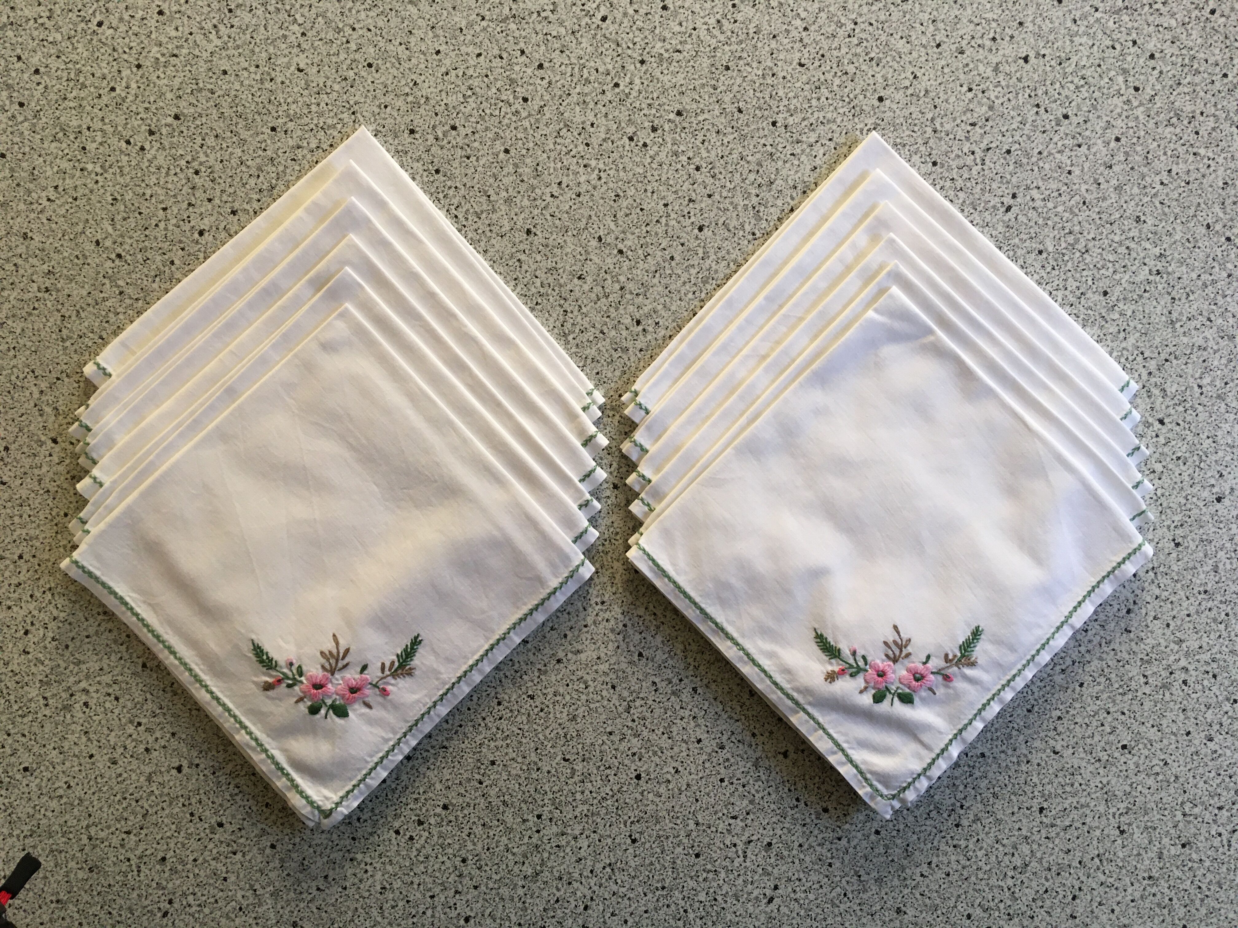Nappe 145 x 245 brodée fleurs et 12 serviettes