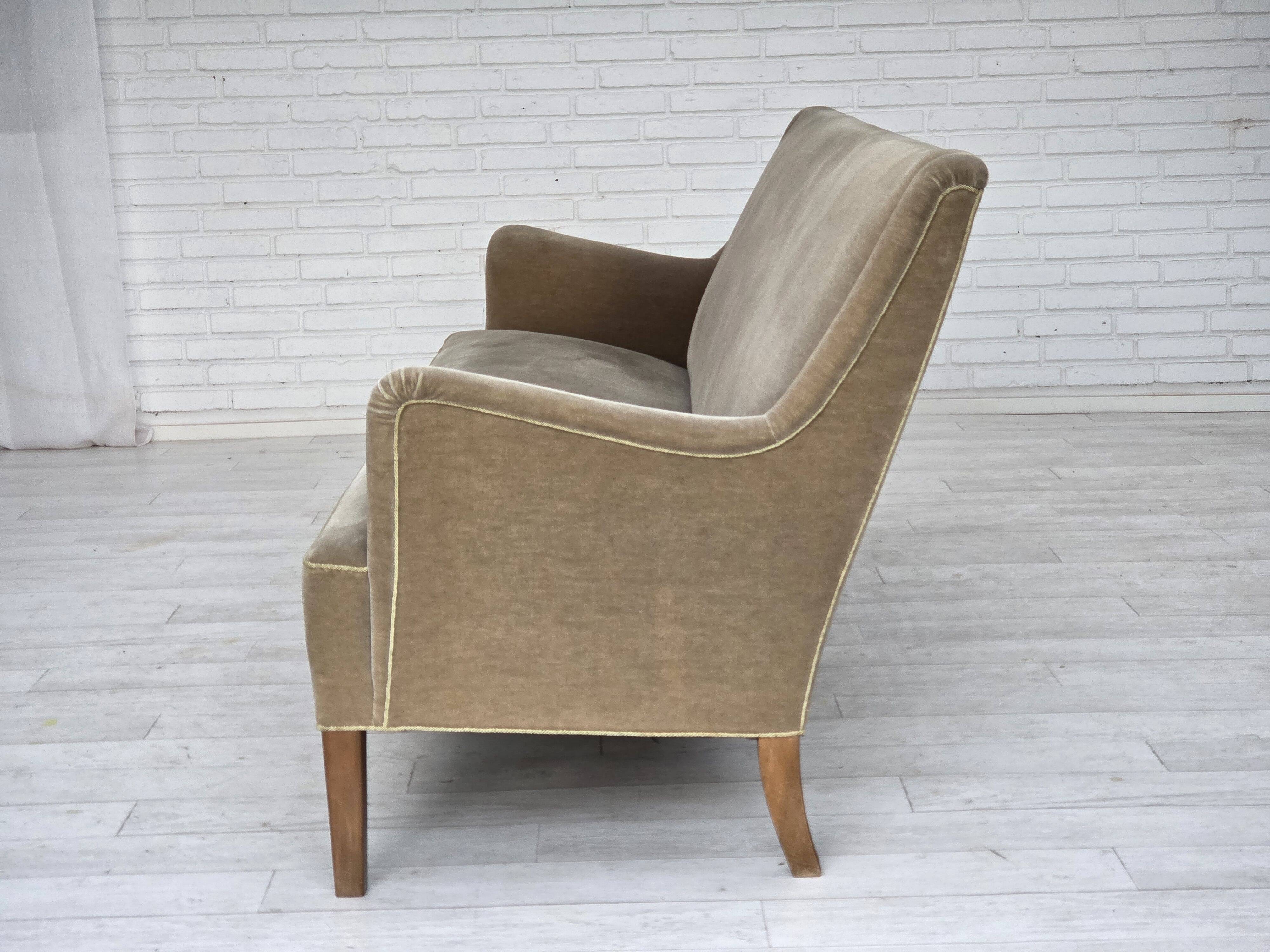 Canapé danois 4 places en velours vert clair, années 1960