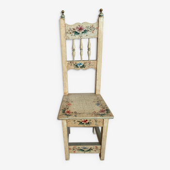 Chaise en bois enfant blanche et fleurie peinte à la main