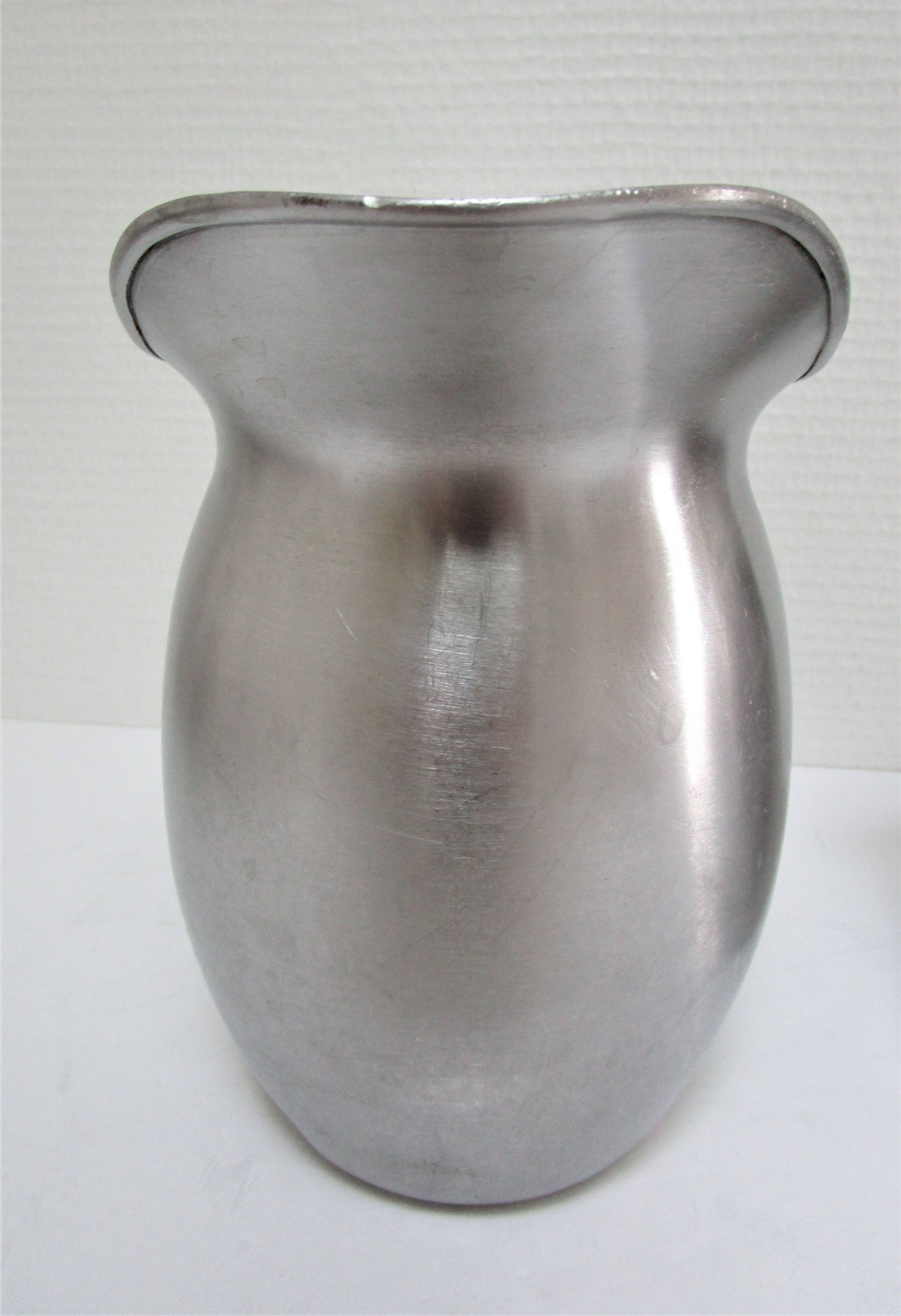 Deux pichets inox Vollrath Hallins vintage