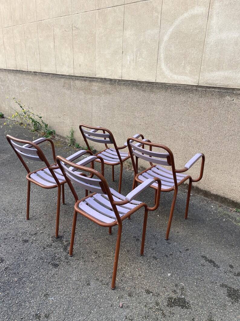4 Chaises style tolix vintage -en métal et bois. 1950s. Vintage français. - jolie patine - intérieur ou extérieur couvert - peinture