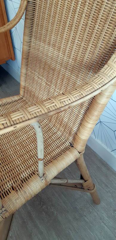 Fauteuil vintage en rotin tressé.