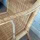 Fauteuil vintage en rotin tressé.