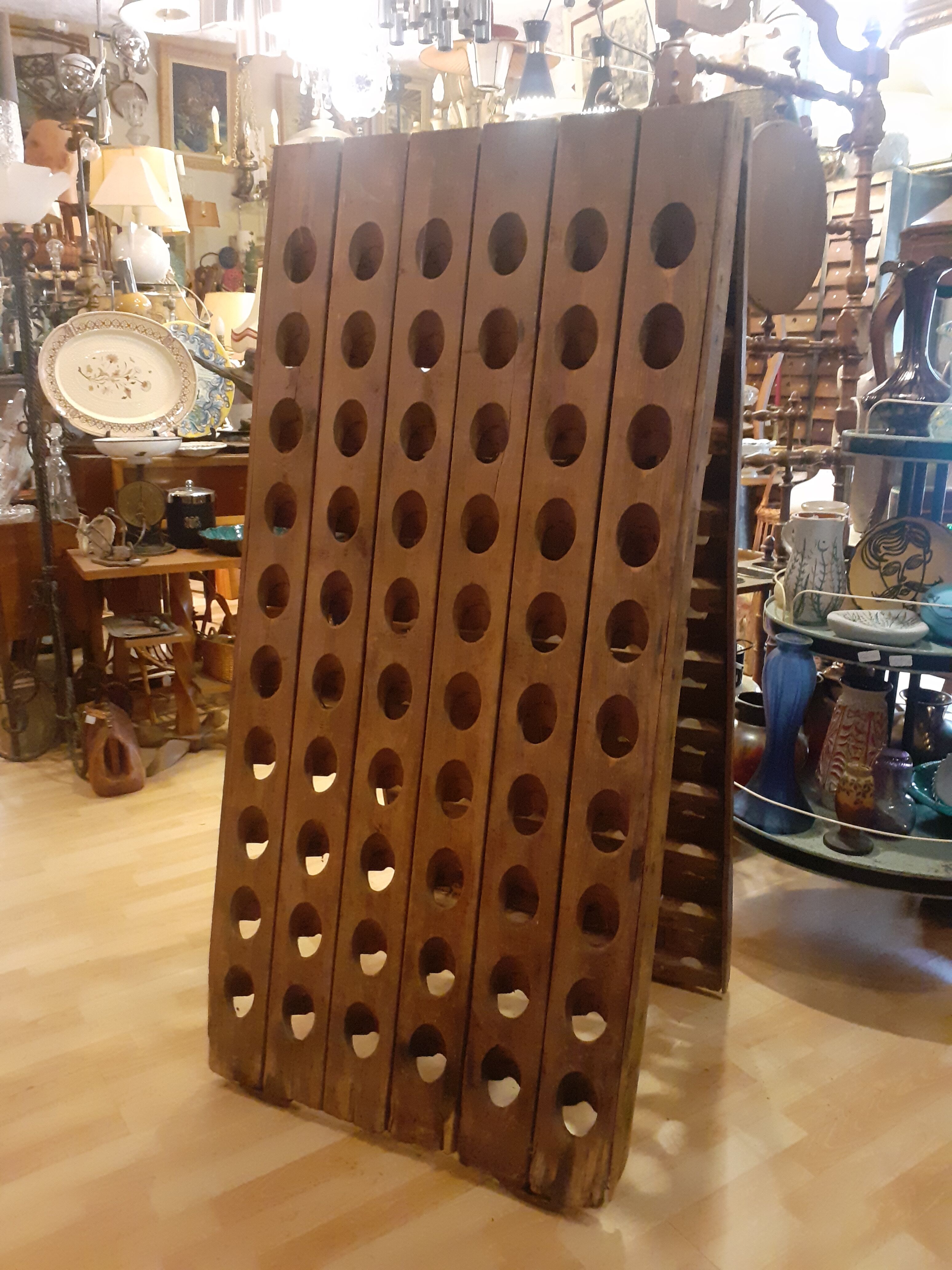 Pupitre, porte bouteille à Champagne ancien. Pour 120 bouteilles.