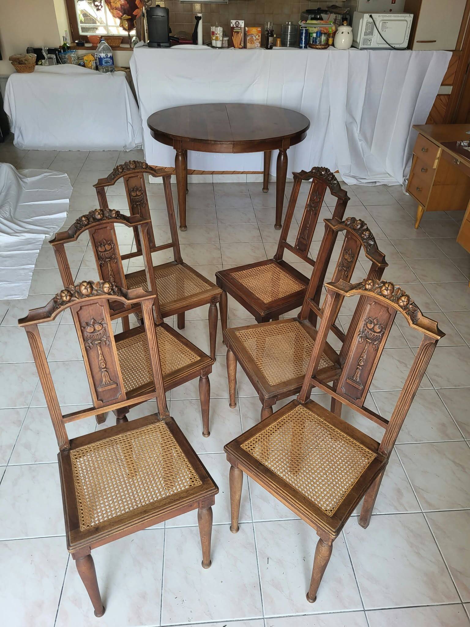Art Nouveau dining table from 1910 and its 6 matching chairs.